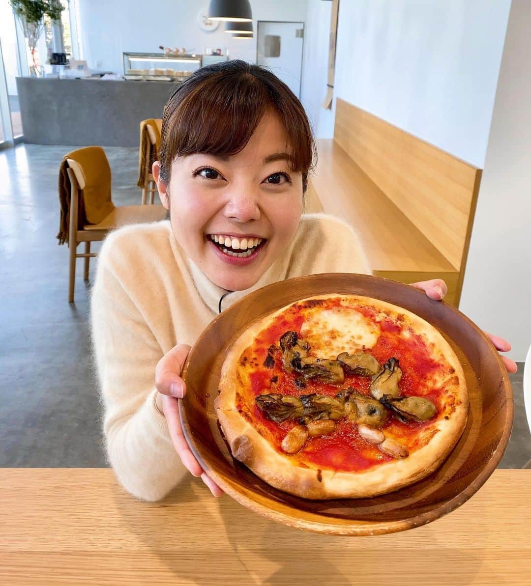 田村友里さんのインスタグラム写真 - (田村友里Instagram)「【お知らせ】 イマナマサンデー✖︎PEAceNUTS Cafeのコラボで オリジナルのピザを開発しました✨🍕  その名も「花よりちりめんピッザ」！！ 呉の名物ちりめんと、田村が愛する大根を使ったピザです。 これがとてつもなく美味しくて....感激してます😂 3月末まで実際にお店で食べられるのでぜひ⭐️  ---------------------------------- PEAceNUTS cafe 呉市焼山三ツ石町1-9 営業時間　午前11:00～午後6:00 定休日　　火・水・木曜日 自社農園の野菜を使った商品がたくさんありますよ😊 ----------------------------------  #イマナマサンデー #花よりガッツ #花よりピッザ #最後の写真はボツになった呉ピザ」3月12日 22時20分 - yuri_tamura0894