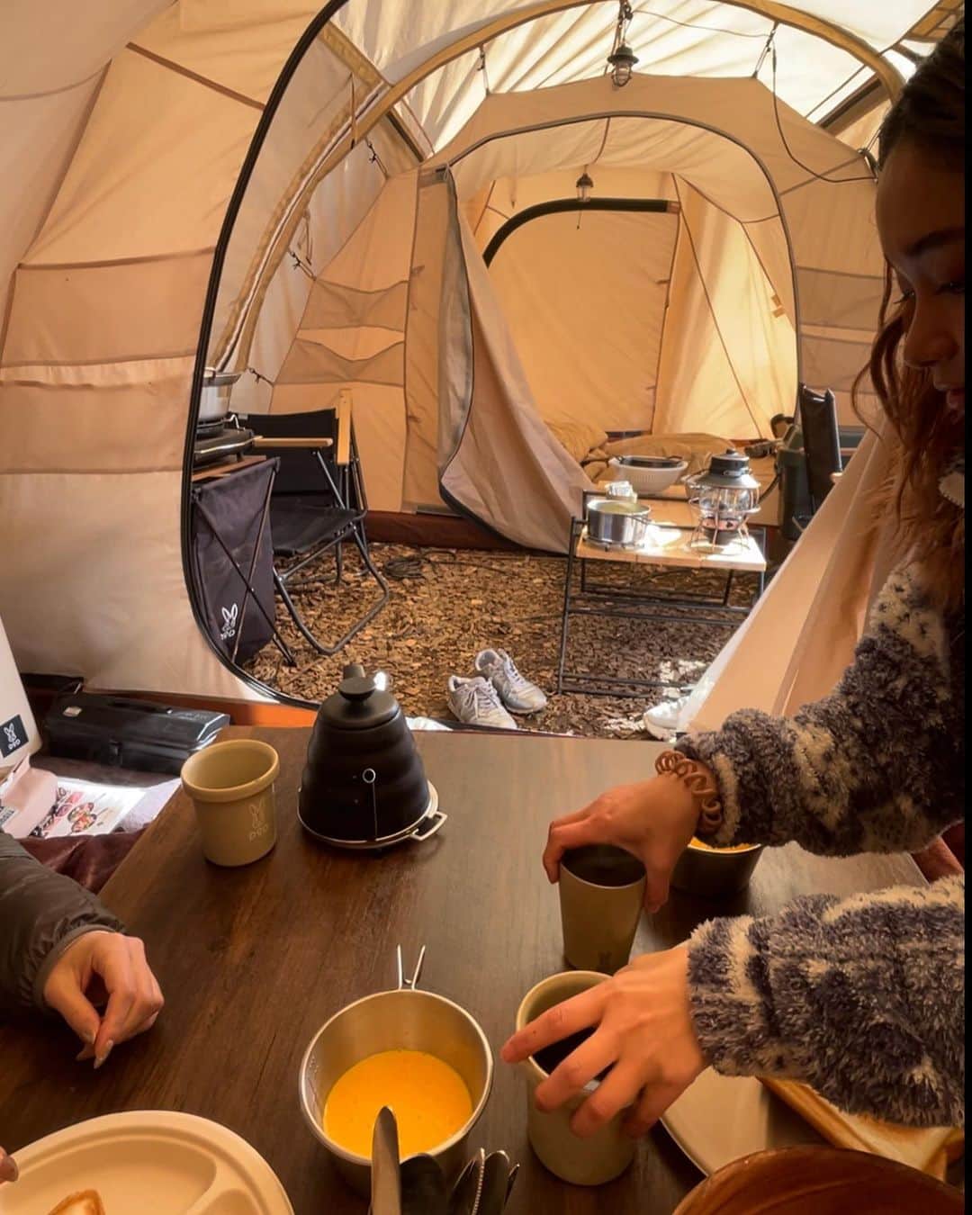 チアコマさんのインスタグラム写真 - (チアコマInstagram)「チアコマの推しのキャンプ場、 DOD CAMP PARK @dod_camp_park_kyoto にまたまた行ってきたよ！  どんなキャンプ場かというと、 テントやキャンプギア持ってなくても 手ぶらで泊まれるキャンプ場♡！ もちろんフリーサイトもあるので テント持ってる方も泊まれるし、ロケーションもよくて、施設が充実してる高規格キャンプ場なので かなりおすすめ！  施設内にひよし温泉や道の駅、プールなどもあって 雨の日でも遊べる体育館とかある！  道の駅では地元で採れた野菜とか販売してるので BBQとかしてもあり！（ちなみに京丹波の540円するしめじかなり美味しいです♡） とにかく野菜と米が美味しい！！  温泉は二日間入り放題やから 次の日の朝温泉入って帰るプランがかなりおすすめ🥹♡  今回寒い時期だったので 室内にこたつがあって ほんまに最高なキャンプでし 夜は静かやし、 見回りのスタッフの方もいてたので めっちゃ安心！  ロケーションほんまにいいから、 次はフリーサイトに泊まりにいきたい！  動画いっぱい作ったのでみてね♡  バスで来てる人もいてたよ！⬇︎  スプリングスひよし 〒629-0335 京都府南丹市日吉町中宮ノ向8番地 TEL:0771-72-1526 JR嵯峨野線（山陰本線）「日吉駅」下車〜市営バス日吉ダム 線「ひよし温泉」 または「スプリングひよし」バス停(約10分）下車すぐ バスについて 大人300円／小児150円  #キャンプ場 #キャンプ好きな人と繋がりたい #キャンプ場紹介 #キャンプ場探し  #高規格キャンプ場 #京都キャンプ場  #グルキャン  #グランピングキャンプ #デートキャンプ　#デートスポット　#グランピング　#冬キャンプ　#初心者キャンプ  #映え #映え写真　 #グランピング　#グランピング女子会　#camp #女子キャンプ　#キャンプ女子 　#おしゃれキャンプ #快適キャンプ #キャンプライフ #ボヘミアン　#bohemian #camplife #焚き火 #コットベッド　#テント」3月12日 22時21分 - chia_koma