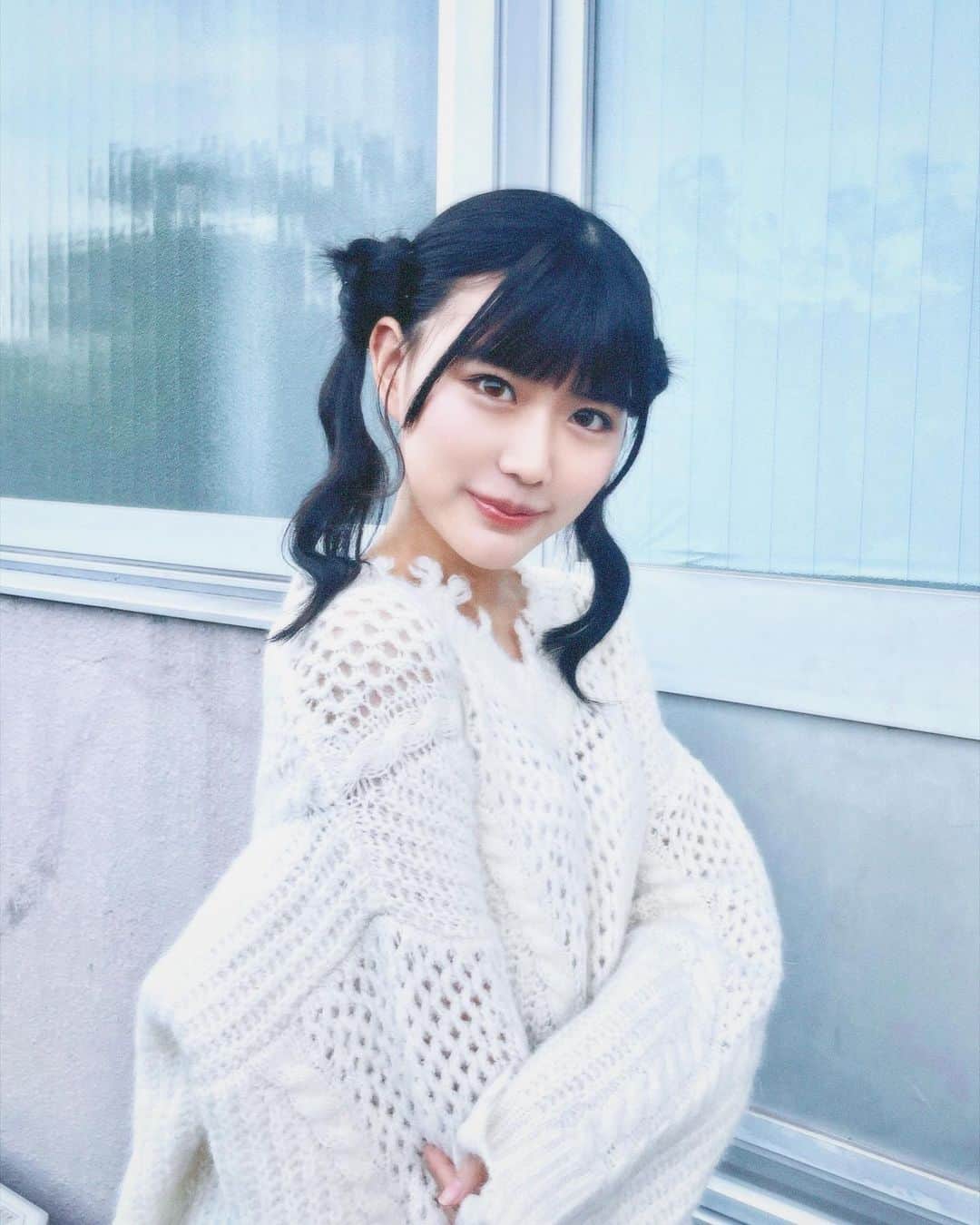 のインスタグラム：「#なっちゃんスタイル 🐇  @alleybywcloset  #ニット #ツインテール #くらげヘア #ヘアアレンジ」