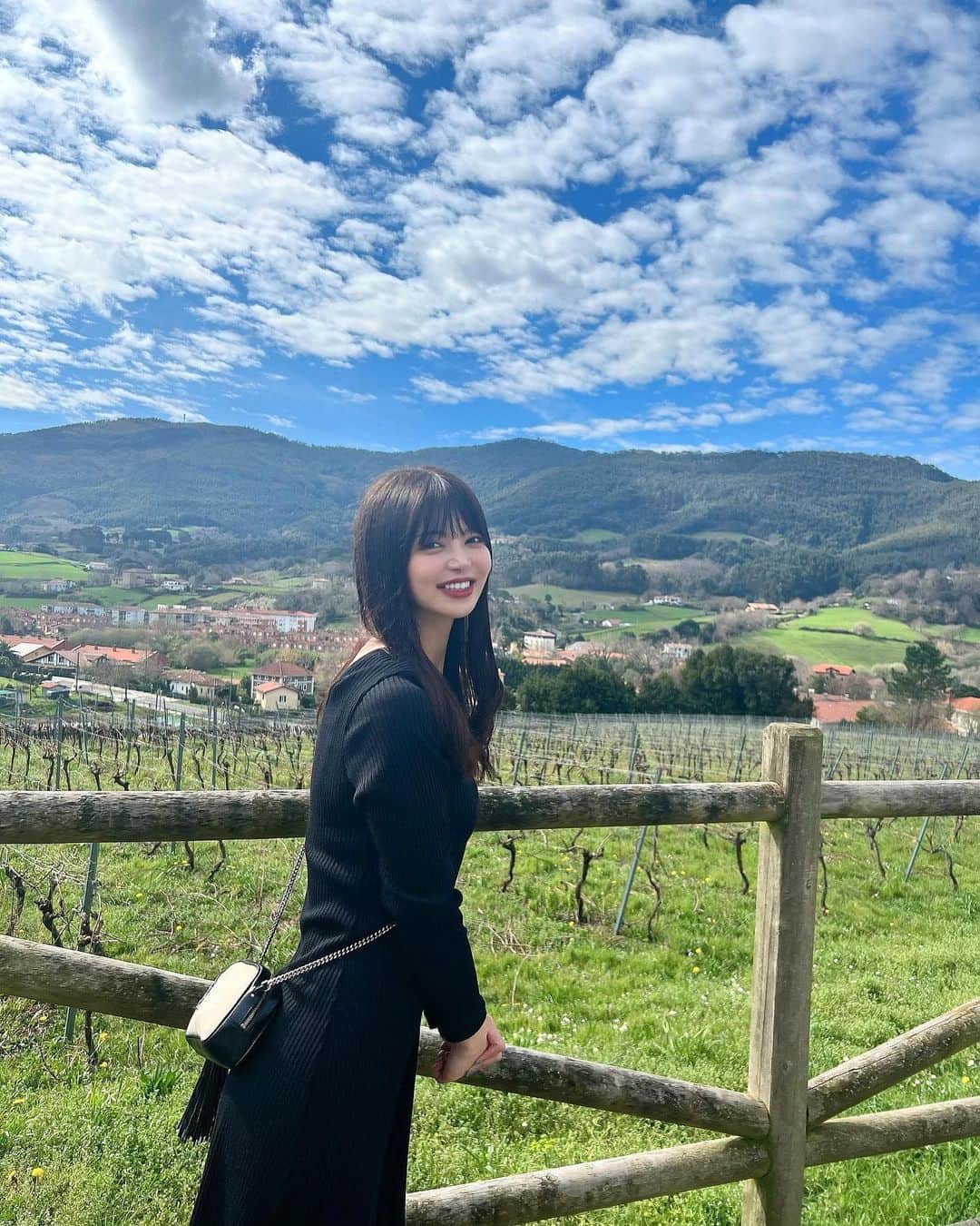 のインスタグラム：「ビルバオのワイナリーへ行きました🥂  小規模でバスクの伝統を大事にしたワイン農園🍇  バスクのぶどうのみを使ったワイナリーで、まるで純血主義のアトレティックのようでした🫰  ワイン3種類いただいたんだけどどれも美味しかった〜！試合見る前にほろ酔い🍷  ついに今日アトレティックvsバルセロナ観に行きます🔥  日本時間は朝5時キックオフだよ⚽️たのしみ！！！  #laligaexperience  #athleticclub」