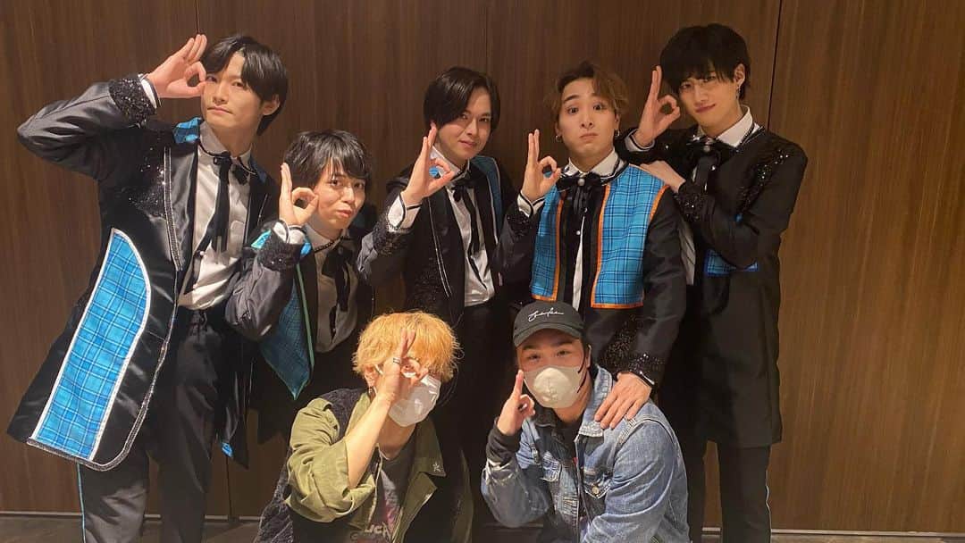 古謝那伊留のインスタグラム：「今日は僕が振付けに関わらせていただいた BubbLEのお披露目イベントでした！！  僕は「ここにおいで」の振付け、構成などを関わらせていただきました☺️  凄く大変だったと思うし ドタバタだった事もあったと思うけど  今日のパフォーマンスを見て 色々思い出して 何だろう…走馬灯のようにレッスンの事を思い出して  泣いちゃいました🥲  これからもBubbLEの進む先を応援します！ そこに僕が交わり続けてくれば 僕…秋桜を含めて僕達は全力を尽くしますので  今後ともよろしくお願いいたします😊」