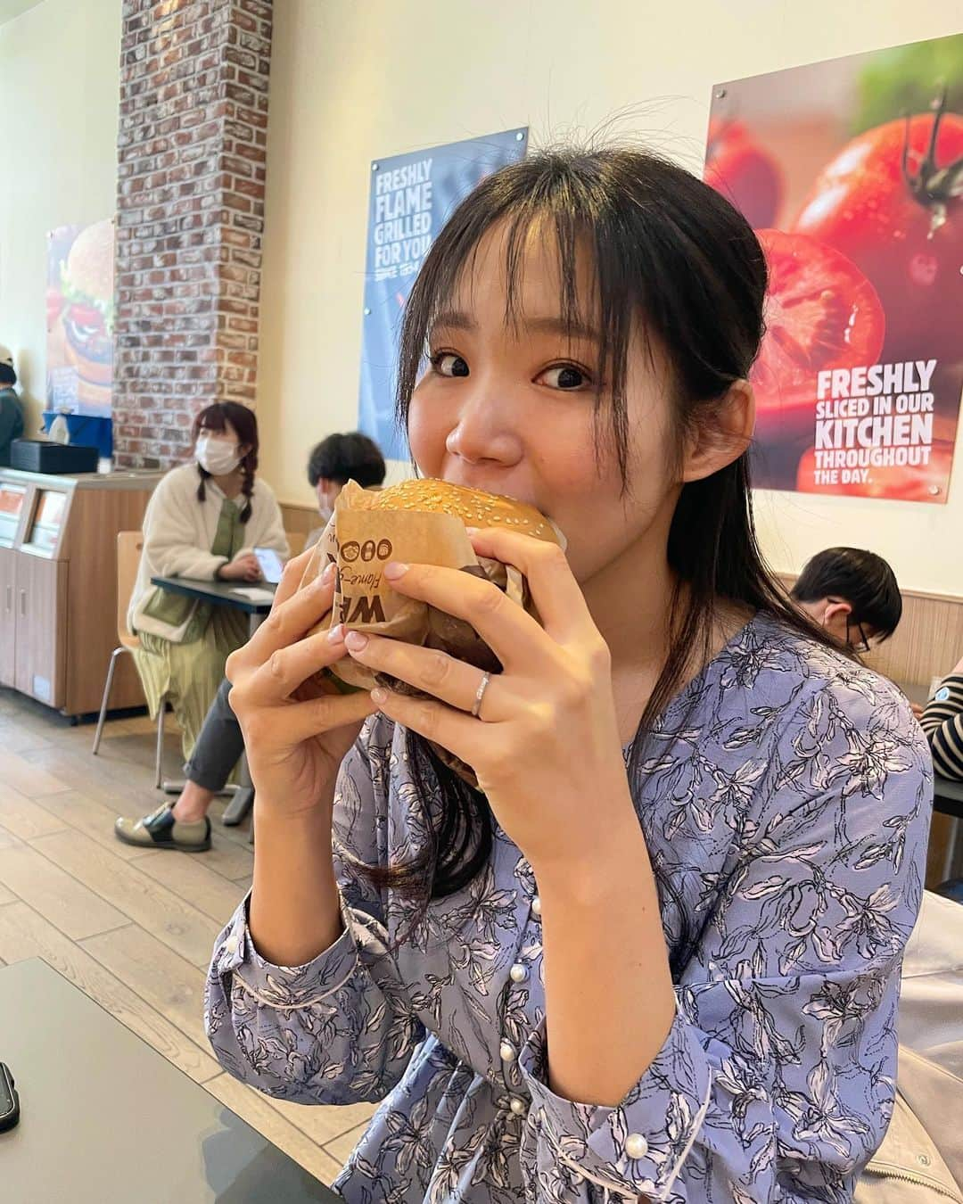 内田有理のインスタグラム：「Hamburger🍔🍟❤️ 実は初めてのバーガーキング⁉️ 大きい‼️✨私の顔との比較…って普通に私の顔大きかった😂 定番のチーズワッパーを注文✨  アウトレット行ったのに食べて満足した私でした🛍️関係ない笑  #bugerking」