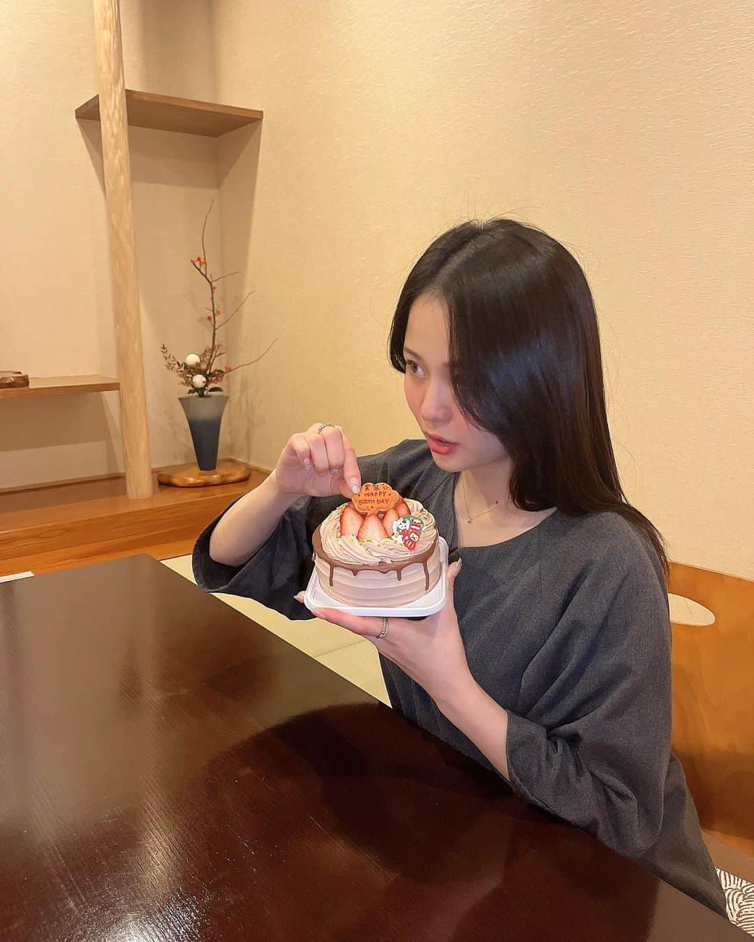 澤田実架のインスタグラム：「. . 誕生日前後は謎に肌が弱かったなあ  土日は格闘技観て過ごすから一瞬で終わってしまう🥱 明日からまた頑張ろーっと❤️‍🔥」