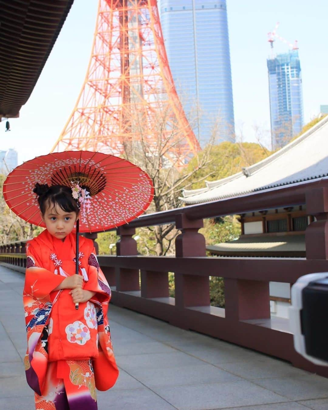 佐々麻梨江さんのインスタグラム写真 - (佐々麻梨江Instagram)「イベントごとが多かった秋にできなかった七五三、やっと暖かくなってきてできました💕 結果、シーズンオフで空いていて他に赤い着物の子が写真に映り込まなくてカメラマンさんも嬉しそうだったし、御祈願の時間が短かったみたい😻🕰 * * *  いつもひっちゃかめっちゃかで、常にバタバタしてどちらかの子供を追いかけている我が家も、3歳👧が少しずつ“天使の4歳”への階段を登っている様子。 ありがたさを感じる反面、単純に時間が止まって欲しいときも。 いえない言葉もなくなり、大人っぽい単語を使ったり「まずはぁ、」「どんなかんじ？」「やばー」(わたしの口癖って言われてるけど認めない) 3歳児ってこんな大人なのって毎日びっくり。 可愛い❤️嬉しい💕瞬間は常に進行形。 わがままなママの感情は忙しいです😩💨 * * *  👶はだんだんと魔の2歳への階段を登り、娘のヘルプを求める日が増えそう😂 * * #七五三 #七五三コーデ #娘のお着物は私が着たもの #次は5歳と7歳同時😩 #七五三ママコーデ  #yokochanワンピース  #増上寺」3月12日 22時40分 - maries129