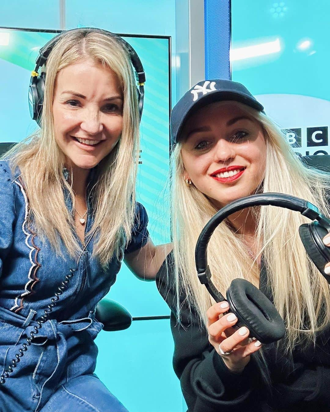 ヘレン・スケルトンさんのインスタグラム写真 - (ヘレン・スケルトンInstagram)「Rocking morning with this one.   On air with @HelenSkelton 10-12. Chatting all things #Barbie, #Pies, @mrantondubeke @lukekempner and my new Paperback book. #FearLessLiveMore  Thanks for sharing your air space! Bring on the next one 😜 @bbc5live @5livesport   Head back to listen on @bbcsounds to see if our 100 year old guest does receive 100 Birthday cards. It’s a bold claim. But I reckon we could make it 1000 😜😜」3月12日 22時35分 - helenskelton