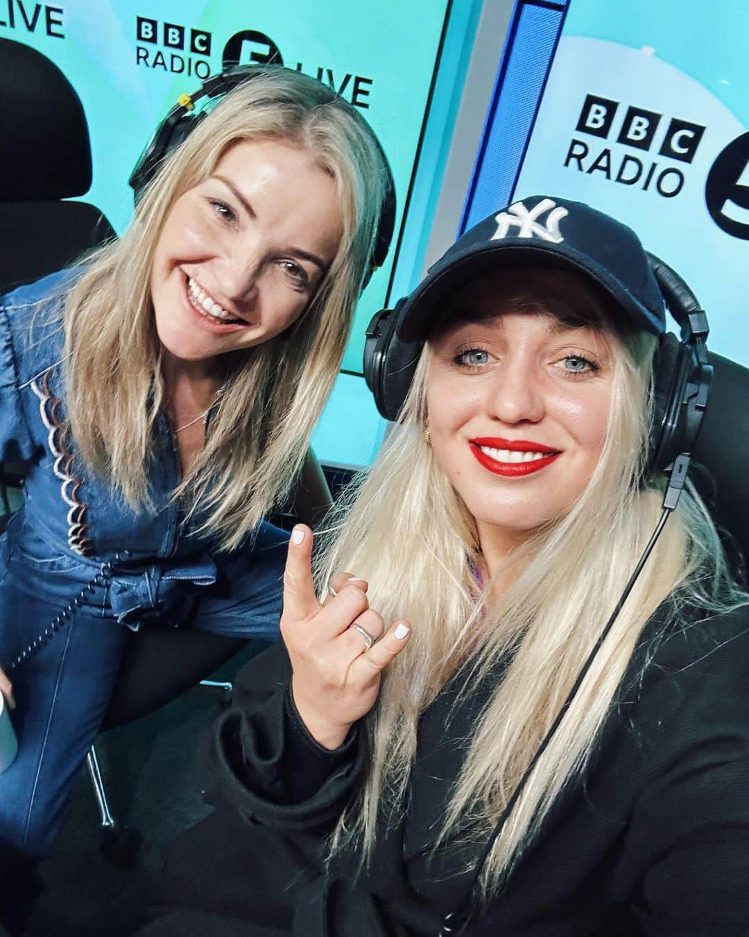 ヘレン・スケルトンさんのインスタグラム写真 - (ヘレン・スケルトンInstagram)「Rocking morning with this one.   On air with @HelenSkelton 10-12. Chatting all things #Barbie, #Pies, @mrantondubeke @lukekempner and my new Paperback book. #FearLessLiveMore  Thanks for sharing your air space! Bring on the next one 😜 @bbc5live @5livesport   Head back to listen on @bbcsounds to see if our 100 year old guest does receive 100 Birthday cards. It’s a bold claim. But I reckon we could make it 1000 😜😜」3月12日 22時35分 - helenskelton