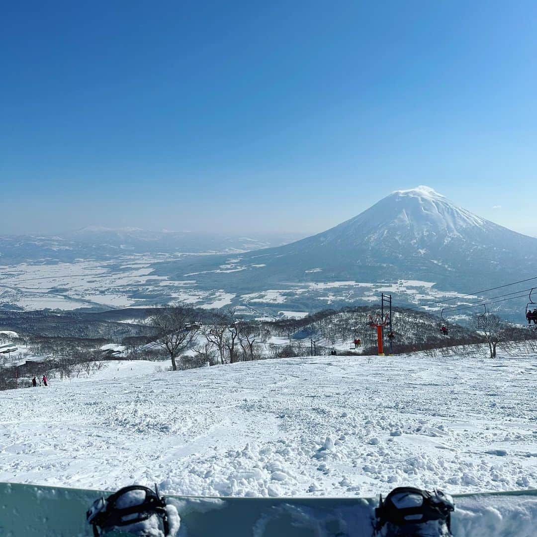 福吉 彩子さんのインスタグラム写真 - (福吉 彩子Instagram)「働くかあさんのスノボコーデ 時差投稿ですが、北海道旅行の続き。2月末のニセコは雪もたっぷり、日差しがある日もあってコンディションに恵まれました！ 今年は地味に、ジャケットに合わせたアースカラーで、インナーだけ新調、次は、キャップかな、、 jacket&pants #burton  inner #northface  ☆☆☆ ここ10年近く、恒例になっている雪山仲間家族での北海道ツアー。子供たちが学期末試験があるのと、そこまで来たがらなかったため、ついに今年は単独参戦。 寒い・暑いに始まり、ブーツが痛いとか・滑るの怖いなど、子供かスキーを始めるにあたり、親としての忍耐時期をのりこえ、2人とも滑れるようにはなったけど、結果的にスポーツとして、本人たちはたいして興味示さなかった、ていうしょっぱいのが今😢 親が大好きなものを子供が好きになるとは限らん、うん、仕方ない。幼少期の彼らへの、私のあの努力はなんだったんだ、と思う気持ちももちろんあるけど、またいつか一緒にいこうぜ、くらいがちょうどいんかもな、と。思春期むずい。 しかし、子供なし・単独で友達と旅行にいくのはこんなに身軽なんか、とあらためて。 うれしいような、さびしいような、そんな気持ち。 今年はちょいと滑りも冒険したので、体力つけて、また来年に備えるぞ！と誓ったのでした🤍 さあ、来年はどんな旅行になることやら。  #ワーママ #ワーママコーデ #働くかあさん  #プチプラコーデ  #アラフォーファッション  #Domani #雑誌ドマーニ #domanist #ニセコ　＃スノーボード　#スノボウェア」3月12日 22時36分 - fuku44aya