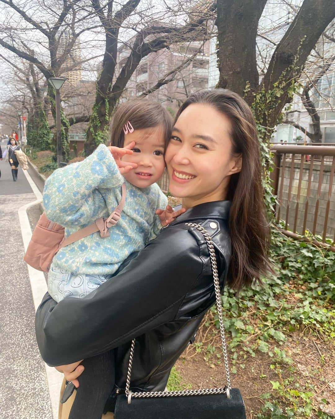 タヤネのインスタグラム：「Sunday stroll   目黒川でお散歩 桜シーズン楽しみだね🌸  #familytime #love #sundaystroll #nakameguro #daikanyama #coffeetime #momlife #daughter #maeefilha #passeio #familia #amor #meguroriver」