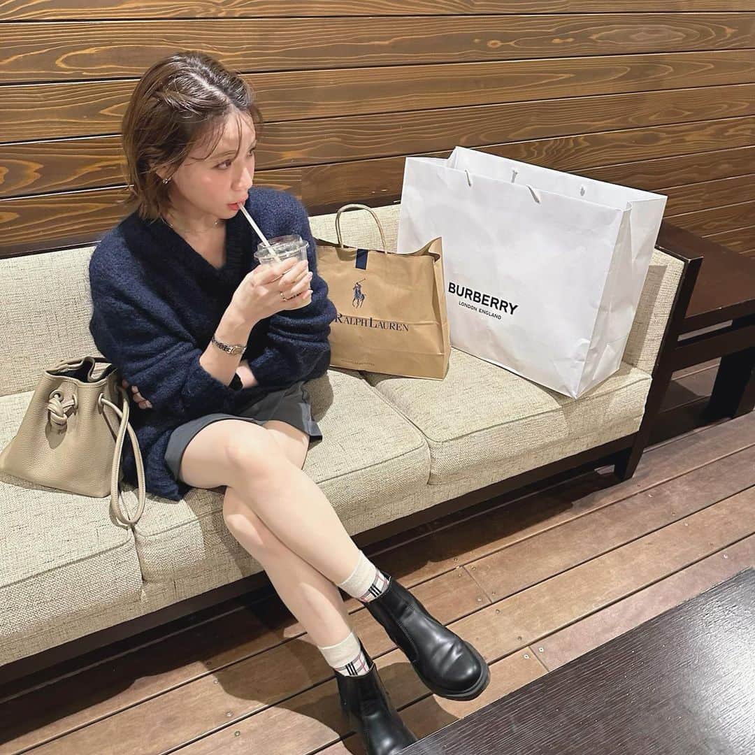 nyaachanのインスタグラム：「* ニット一枚で過ごせる時期、 一瞬…貴重🥺 今年はとても忙しい春だけど、桜🌸咲いたらお花見は絶に行きたい🍡💗  普段は美容クリニック＋看護師サロン @maru.taron  にて、小顔作り・美肌作りしております☺️❤️  #コーディネート#coodinate#instagood#instafashion#美容ナース#美容看護師#骨格ナチュラル#ブルベ#着回し#着回しコーデ#ミニ丈#きれいめ#アラフォー美容#美容好きな人と繋がりたい#156cm#156cmコーデ#アラフォーコーデ#大人ボブ#ニット#acnestudios#acne#ネイビーコーデ」