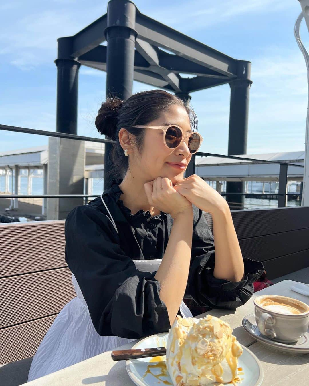 ayumiのインスタグラム：「🌞🌞🌞  太陽燦々😍🌞 暖かくてテラス日和な週末でした 🥰🌸 ここのホワイトケーキ好き …🤤🍰💗  明日からまた頑張りましょー♪」