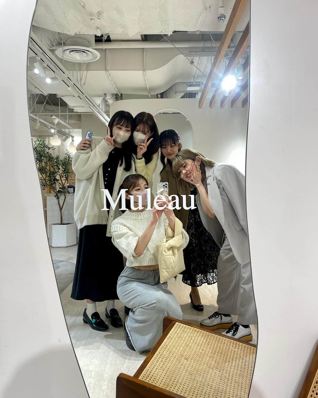 織田奈那のインスタグラム：「@muleau_official のポップアップストア行ってきた🌷  みんなで黄色のパーカーお揃いで貰ったうれぴい🫶🏻  たくさん写真撮った笑」