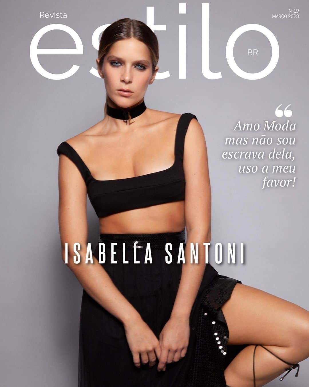 イザベラ・サントーニのインスタグラム：「Vimos diante de nossos olhos a carreira de  @isabellasantoni  acontecer. Ela é o tipo de mulher que em tudo que põe as mãos transforma em sucesso. Hoje, em 2023 como empreendedora, atriz e embaixadora do Canal Novo Mundo ela aponta para a sustentabilidade como uma das principais vozes brasileiras sobre o assunto. Dia 17 ela estreia a segunda temporada de "DOM" e nesta entrevista exclusiva conversamos sobre moda, consciência & preservação ambiental, carreira e sobre a personagem mais odiada da série: Viviane!  Aproveitem a leitura!  Por @aanaximenes   Foto: @andreadematte Stylist: @julianoezuel Beauty: @leilaturgante  Agradecimentos @brunabrandaocom   Assessoria Revista Estilo @wsmcomunicacao   #revistaestilo #isabellasantoni #entrevista #moda #estilo」