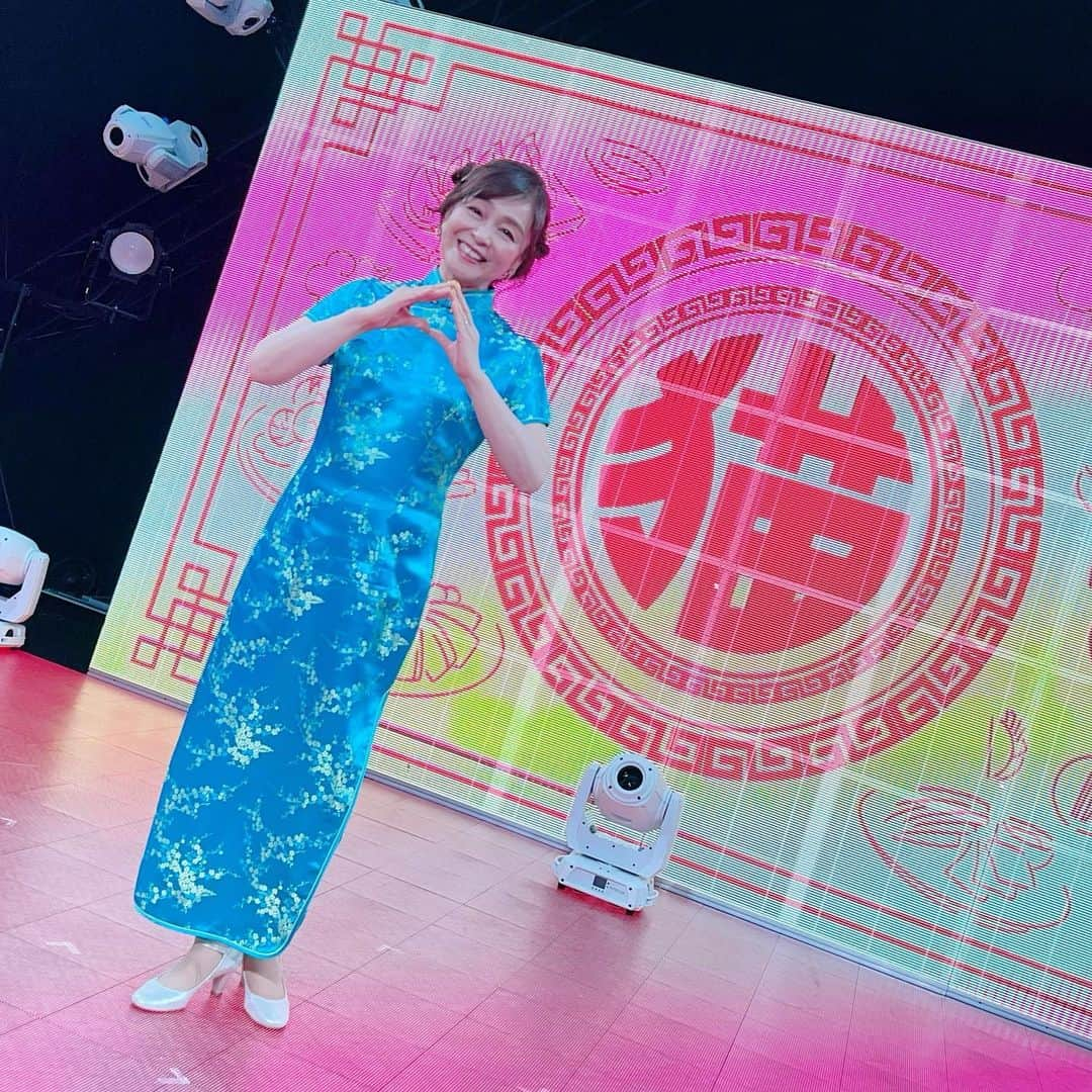 日髙のり子さんのインスタグラム写真 - (日髙のり子Instagram)「🥟 「小籠包’z Book Review Show 2023 ONLINE LIVE」無事終了しました〜！ ⁡ いや〜✨✨めっちゃ楽しかった💓💓 仲良しの #井上喜久子 ちゃん & #山口勝平くんと、みんなの本を紹介したり内容について深掘りしたり… 私たちはずーっと同じ時代を駆け抜けて来たので、それぞれの本に書かれているエピソードがより心に染みるのです。 「その話、当時生で聞いたな」とか「そのスタジオに私もいたな」なんて思ったりして☺️ そういう仲間って本当に大切😌 勝平くんが言っていたけれど、幼馴染みたいだなって思います。 ⁡ 歌ったり踊ったりもめちゃくちゃ楽しかったなぁ🥰 私、歌って踊るのやっぱり好きかも💓 そして今回は、ひよこちゃんも大活躍でした❣️ ひよこちゃんとのご対面は3回目だけど、今回が一番ひよこちゃんの才能を引き出せたかも🤩笑 いつもは哀愁漂うひよこちゃんですが、今日はとてもアクティブでした👍 いろいろとリクエストに応えてくれてありがとうね❣️ ⁡ 今日がデビューの小籠包’zでしたが、またいつか3人で何か出来たら最高だなぁ😍 また何か考えよっ♪  #小籠包z #天職は声優 #井上喜久子17才ですおいおい #勝平大百科 #日清食品パワステリブート #🥟 #🎤 #🐥」3月12日 23時10分 - nonko_hidaka531