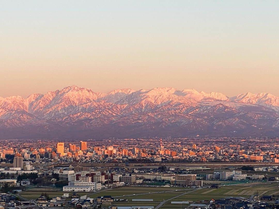 大西蘭のインスタグラム：「《富山市》 夕日に染まる立山連峰🏔  呉羽山の展望台から撮影しました📸  私はiPhoneで撮影しましたが、 この日は立山連峰がとても綺麗に見えていたので、 立派なカメラを持ったカメラマンの方達がたくさん来ていました👀  民族民芸村側（って言ったら伝わるかな？）の呉羽山展望台へは行ったことあったけど、 呉羽ハイツのほうから上る、テレビ塔の下あたりにある呉羽山展望台は初めて。  あまりの美しさに息を飲みました🥺  カメラマンの方達は、夕日に染まる立山連峰を背景に、飛行機が飛ぶ瞬間をおさめようと、この時間を狙って来られているようでした。  なぜカメラマンではない、子連れの私がここへ行ったかと言いますと…  この日、カフェでお茶をしていたら、カメラが趣味のご夫妻がいらっしゃって、撮影した写真を見せてもらったり、 息子も自分のカメラを見せたりして、話が弾みました。 そして、これから呉羽山展望台に飛行機を撮影しに行くという話を聞き、 息子はどうしても自分も展望台へ行きたい！と言い始めました。 帰りが遅くなるから今度にしようか、と言ってもきかず、山へ行きたい！一緒に山へ行くんだ！と意思は固くなる一方。 そこまでいうなら行ってみよう、と場所を教えてもらい呉羽山展望台へ行ったというわけでした😂  息子がどうしても！って言わなかったら来ることはなかったけれど、本当に美しい景色に、来て良かった！と思いました☺️  子供はいつも感情で動いているけれど、大人は常識で考えたり、無難なほうをチョイスしたり、つい理性が働いてしまうなぁと、反省。  息子のこうしたい！に付き合ったら、最高の景色に出会えて、富山をまた好きになりました💛  仲良くしてくださったご夫妻にも感謝です😌  ． ｡.｡･.｡*ﾟ+｡｡.｡･.｡*ﾟ+｡｡.｡･.｡*ﾟ  📍 城山展望台 （googleマップだとこの名前の展望台のよう🧐）  ▽住所 富山県富山市寺町  呉羽ハイツを目指していって、テレビ塔の下あたりにある展望台です。 カメラマンには有名なスポットのようです🧐  ｡.｡･.｡*ﾟ+｡｡.｡･.｡*ﾟ+｡｡.｡･.｡*ﾟ  いいね、コメント、保存ありがとうございます😌✨  気軽にフォローして下さい🥺 @onishiran  ． #立山連峰 #立山連峰が見える場所 #呉羽山展望台 #夕日に染まる #城山展望台  #富山観光 #富山暮らし #富山旅行 #北陸観光 #北陸旅行 #富山ママ #富山ママと繋がりたい #富山在住 #北陸在住 #富山子連れスポット #富山子連れ #富山お出かけスポット #富山お出かけ #男の子ママと繋がりたい #女の子ママと繋がりたい #富山観光ナビ #再発見日本の真ん中 #toyama_next」