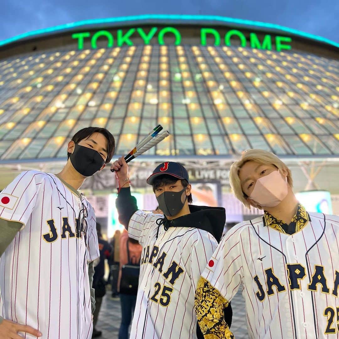 としみつのインスタグラム：「Japan victory!!!!⚾️  オオタニサン生ホームランマジで感動… ナイスゲームすぎました。。 現地で応援させていただけたことに感謝です😭  補欠でも野球やっててよかったなって思える一日になりました。  このまま優勝までいってほしいね！！  #侍ジャパン #wbc」