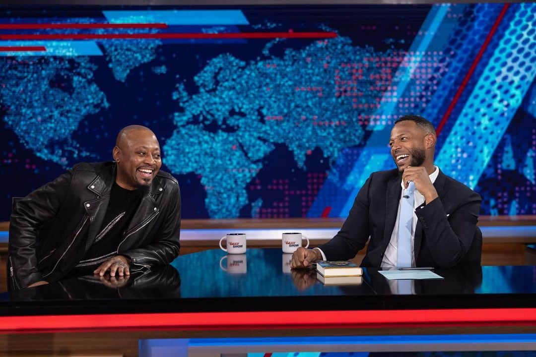 オマー・エップスさんのインスタグラム写真 - (オマー・エップスInstagram)「If you haven’t already, make sure you check out this episode of @thedailyshow!  My brother @marlonwayans did an amazing job guest hosting!🔥🔥🔥 #DayOnes #Ascension  #ItOnlyGetsGreater 👁️👁️」3月12日 23時40分 - omarepps