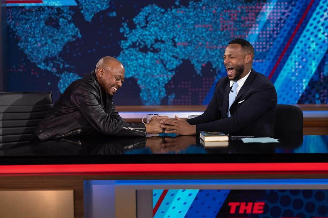 オマー・エップスさんのインスタグラム写真 - (オマー・エップスInstagram)「If you haven’t already, make sure you check out this episode of @thedailyshow!  My brother @marlonwayans did an amazing job guest hosting!🔥🔥🔥 #DayOnes #Ascension  #ItOnlyGetsGreater 👁️👁️」3月12日 23時40分 - omarepps