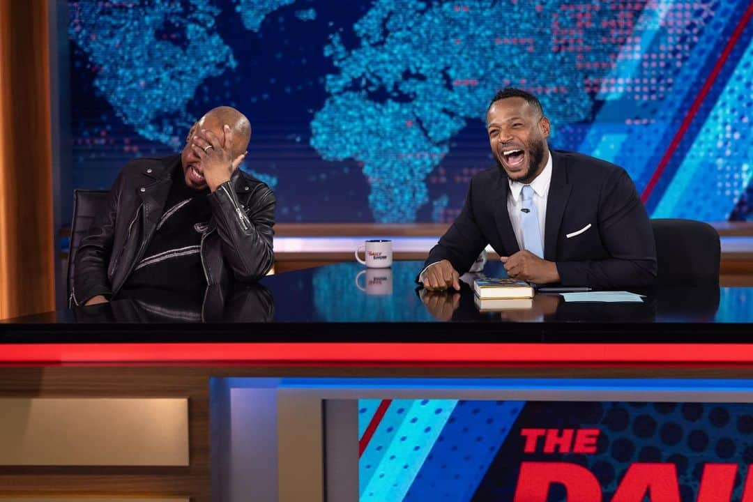 オマー・エップスさんのインスタグラム写真 - (オマー・エップスInstagram)「If you haven’t already, make sure you check out this episode of @thedailyshow!  My brother @marlonwayans did an amazing job guest hosting!🔥🔥🔥 #DayOnes #Ascension  #ItOnlyGetsGreater 👁️👁️」3月12日 23時40分 - omarepps