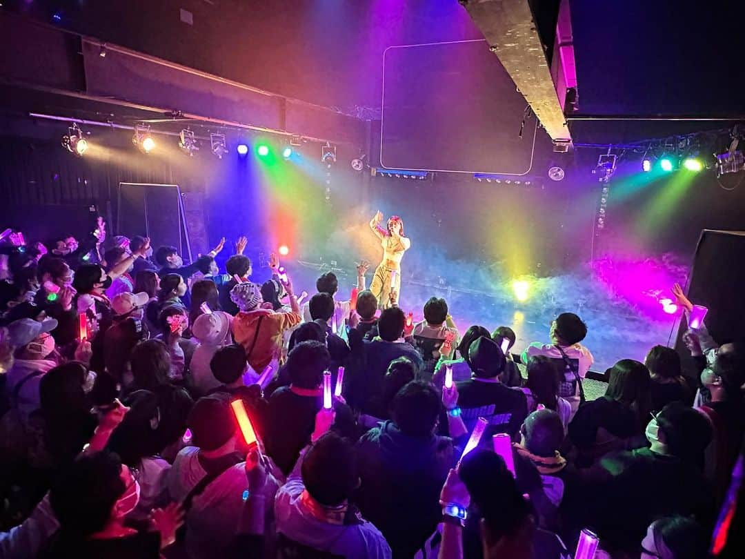 ジョナゴールドさんのインスタグラム写真 - (ジョナゴールドInstagram)「♥ JONAGOLD×RINGOMUSUME  LIVE in HAKODATE ・ ・ 皆さんありがとうございました！！ 久々の函館楽しかった…！🤗 そして青森ワンマンからのライブラッシュが一旦終わった…のか？？🙄 ・ 一息つきながら次に向けてまた頑張ります。 ・ ・ ・ そしてステージにいるりんご娘たち4人がとてもとても輝いていました✨ そんなみんなと一緒にライブできてよかったです😊 ・ ではみなさん！またどこかでー！🙋‍♀️ ♥ #ringomusume #jonagold #hakodate #函館」3月12日 23時44分 - jonagold_0323