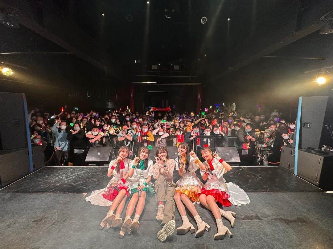 ジョナゴールドさんのインスタグラム写真 - (ジョナゴールドInstagram)「♥ JONAGOLD×RINGOMUSUME  LIVE in HAKODATE ・ ・ 皆さんありがとうございました！！ 久々の函館楽しかった…！🤗 そして青森ワンマンからのライブラッシュが一旦終わった…のか？？🙄 ・ 一息つきながら次に向けてまた頑張ります。 ・ ・ ・ そしてステージにいるりんご娘たち4人がとてもとても輝いていました✨ そんなみんなと一緒にライブできてよかったです😊 ・ ではみなさん！またどこかでー！🙋‍♀️ ♥ #ringomusume #jonagold #hakodate #函館」3月12日 23時44分 - jonagold_0323