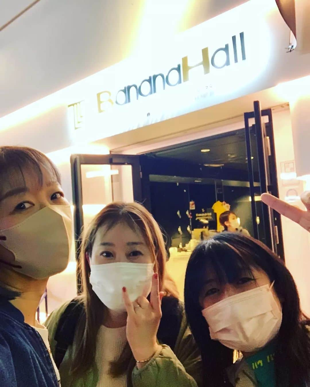 Ritsukoさんのインスタグラム写真 - (RitsukoInstagram)「3月9日MOUNTAIN MAN のライブに行ってきました。 「ひらり」名曲過ぎる。 (動画は特別に撮影OKでした)  子供の頃から大好きだった和也くんの声が近くで聴けて大感激😭✨ 原田さんはギターも歌も上手すぎだし平ポンドラム至近距離は迫力凄くてなんて贅沢なライブだ！ また大阪来てください。  RSCのライブは行けなくなっ て泣く泣くチケット手放したけど、MOUNTAIN MANほんとライブ行けて良かったなぁー。 推しは( ´ཫ`)尊い..............  #mountainman #高橋和也 #原田喧太 #平ポン #男闘呼組 #rockonsocialclub #rsc #推し活」3月12日 23時45分 - litsuko721