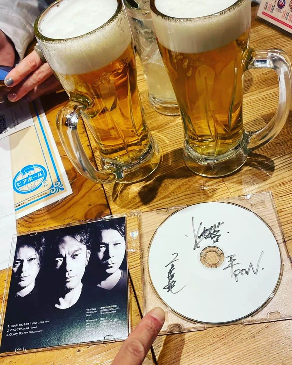 Ritsukoさんのインスタグラム写真 - (RitsukoInstagram)「3月9日MOUNTAIN MAN のライブに行ってきました。 「ひらり」名曲過ぎる。 (動画は特別に撮影OKでした)  子供の頃から大好きだった和也くんの声が近くで聴けて大感激😭✨ 原田さんはギターも歌も上手すぎだし平ポンドラム至近距離は迫力凄くてなんて贅沢なライブだ！ また大阪来てください。  RSCのライブは行けなくなっ て泣く泣くチケット手放したけど、MOUNTAIN MANほんとライブ行けて良かったなぁー。 推しは( ´ཫ`)尊い..............  #mountainman #高橋和也 #原田喧太 #平ポン #男闘呼組 #rockonsocialclub #rsc #推し活」3月12日 23時45分 - litsuko721