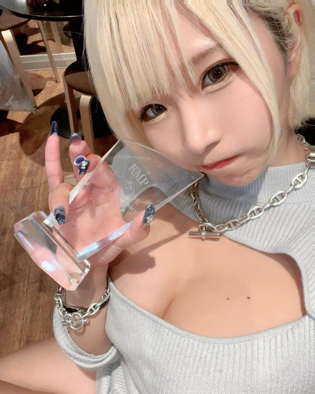 水嶋アリス（聖菜アリサ）のインスタグラム：「KMPさん授賞式💓 みんなが買ってくれるから呼んでもらえたよ！ありがとう！💓  𝐓𝐡𝐚𝐧𝐤 𝐲𝐨𝐮 💓  #授賞式 #kmp #sexywomen #l4likes」