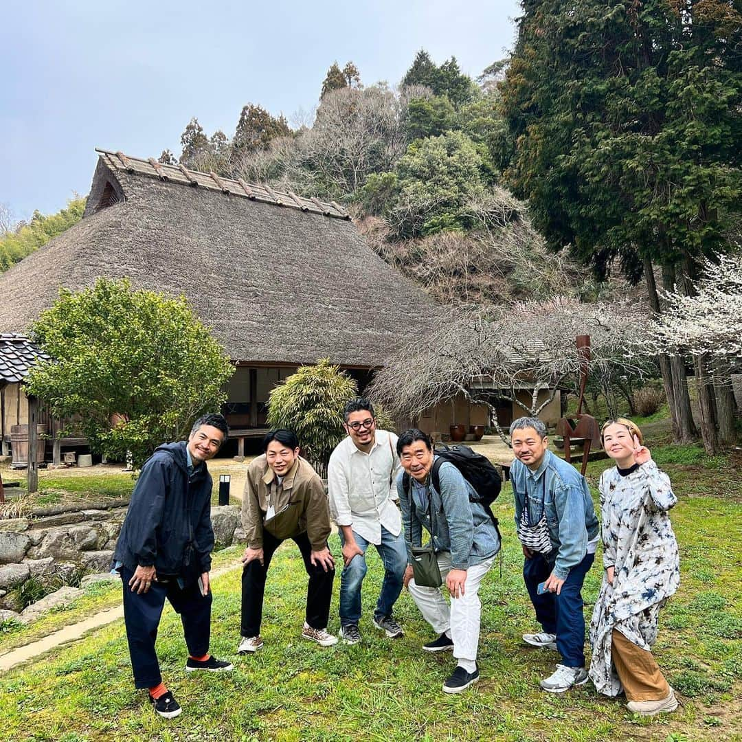 土井地博さんのインスタグラム写真 - (土井地博Instagram)「世界遺産 石見銀山がある大田市大森町  今も人々が豊かな自然の中で遺跡を守りながら暮らしをされているこの場所にある群言堂。 @gungendo_jp   江戸時代の建物を再生され店舗や宿、また会社もそれぞれの空間で行われる素晴らしい循環のカタチがここにある。ちょっと凄すぎて動揺してしまったのは確かで人が暮らしとは何だ、と心地良く自問自答する時間が今も続く。  @nepnep111 色々とありがとう😊  #石見銀山 #大森町 #世界遺産 #凄すぎて #design #lifework #大田市」3月13日 0時22分 - hiroshi_doiji