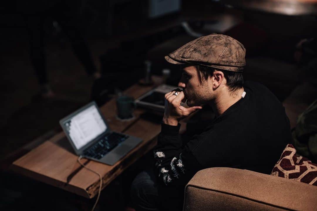 マイケル・マラーキーのインスタグラム：「#cloudsplitter OUT NOW #lastdaysofadyingworld @burial_clouds」