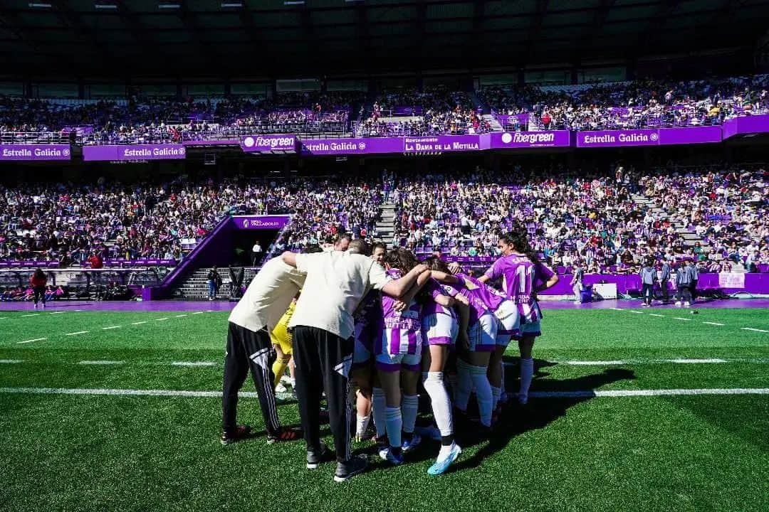 ロナウドさんのインスタグラム写真 - (ロナウドInstagram)「Hoy es un día para la historia del @realvalladolid. Se ha jugado el primer partido del @realvalladolidfemenino en Zorrilla, y lo hemos celebrado de la mejor manera posible los casi 12.000 blanquivioletas que han llenado el estadio y han disfrutado de una victoria por 3 goles a 0 💪  #LlenamosElJoséZorrilla」3月13日 0時30分 - ronaldo