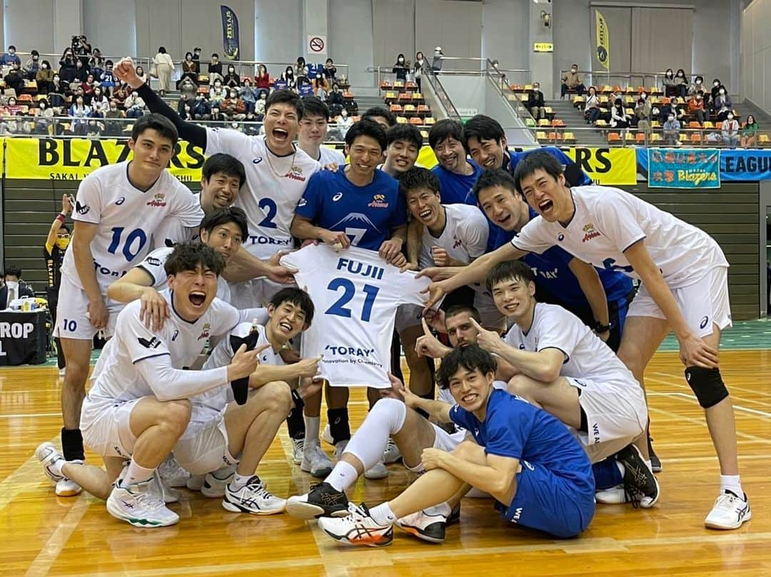 富田将馬のインスタグラム：「21勝目。 絶対に忘れない1勝。 ・ 学生の頃、日の丸をつけてプレーする姿を画面越しでずっと見てきて、内定のときに初めて藤井さんのトスを打った感触は忘れません。 そして、一緒のチームでバレーボールができたこと、人として選手としてたくさんのことを教えて頂いたこと感謝しています。 藤井さんの方が辛いはずなのにチームのことを一番に考え、話を聞いてくれる時間を作ってくれたり、チームを鼓舞するメッセージをくれたり、たくさんのパワーをもらいました。 藤井さんが魅せてくれた強い信念と向上心を引き継ぎ、これからも頑張っていきます！ 藤井さん、ありがとうございました。 そして、闘病生活お疲れ様でした。 また、これまで支えてこられたご家族の皆様、心からお悔やみ申し上げます。 ・ 藤井さんのトスを全部打ち切れるくらい成長するので、また一緒にバレーボールしましょう！ 心はひとつ！！！」