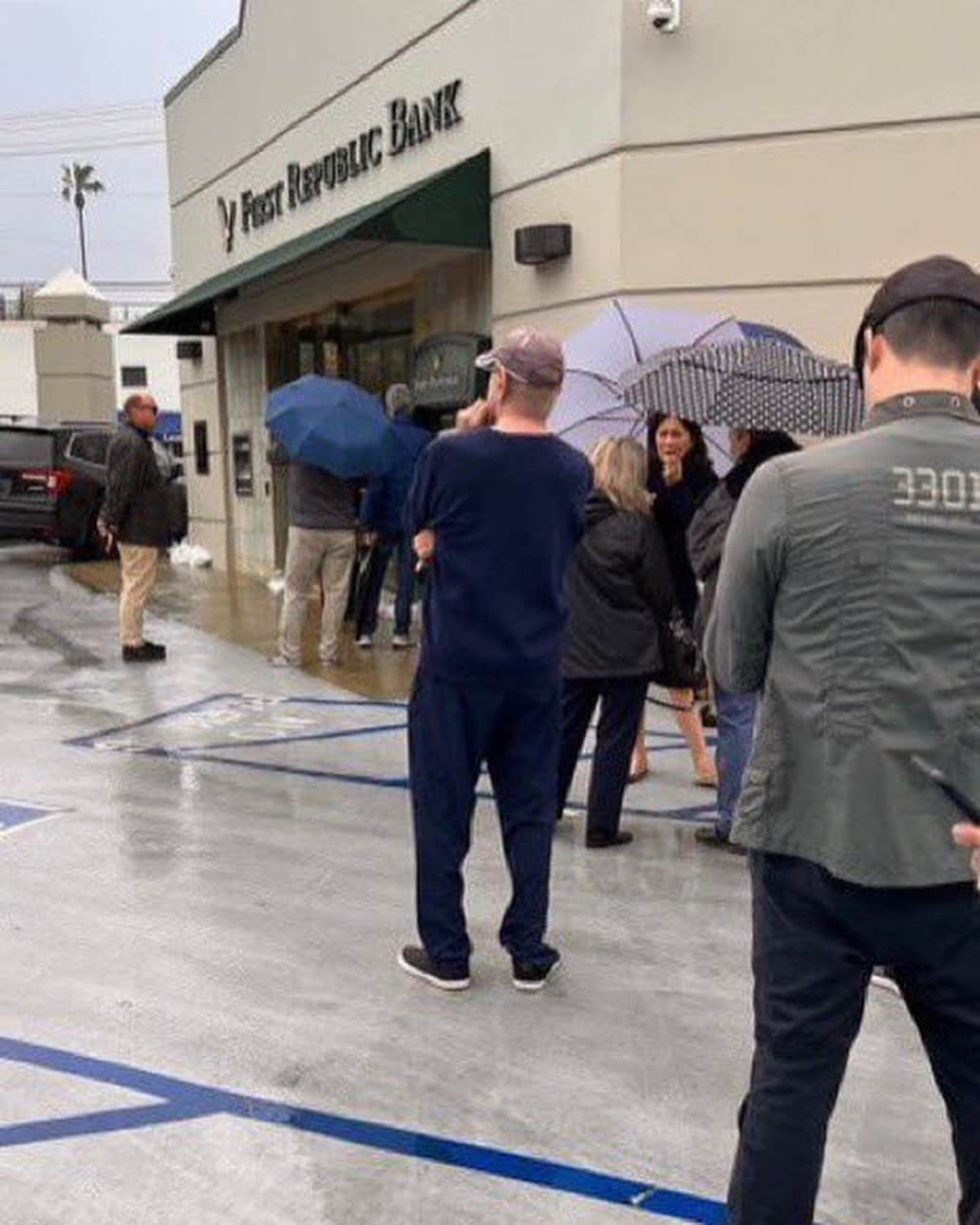 ティモシー・サイクスのインスタグラム：「Very scary scenes at a First Republic Bank branch in Brentwood, LA yesterday as customers tried to get their money out before a possible bank failure next week. It's crazy to think how fast these "bank runs" can be, but Silicon Valley Bank went from $200+ billion to failure in just 48 hours last week so I just hope the US government does the right thing at their emergency meeting tomorrow and bails out all the uninsured depositors who have more than $250k in their accounts (accounts up to $250k are covered by FDIC insurance). While $250k in an account sounds like a lot, 97%+ of Silicon Valley Bank customers had more than that as they are business accounts and since that bank went bust now all of Silicon Valley is worried about even being able to pay payroll next week -- even giant companies like Etsy have stopped paying sellers already! So, if the government doesn't act RIGHT AWAY, there will be more runs on more banks and lots of businesses are going to fail and this situation could blow up the entire US economy...VERY SCARY! C'mon government, do your job to prevent this potential widespread devastation! Please share this and tag people who need to see this and let’s all work together to help everyone see the danger here, we MUST pressure our elected officials to do the right thing here URGENTLY or else we willl all suffer immensely! #bankrun #svbbank #bank #firstrepublicbank #government」