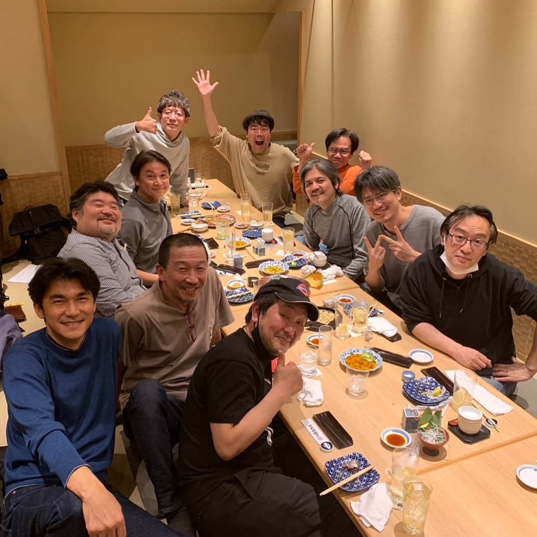 山口森広のインスタグラム：「ナ・ポリプロピレン というユニットがありまして。 私の大好きなパイセンたちと、年末に芝居してたんです。 みなさんそれぞれ忙しいのですが、久しぶりに集まって、飲みました。 色々と語らいました。 嬉しくて、なんなら途中うるうるしてました。 大好きなみなさん。刺激を頂いてます。 また、きっと、やります。 そん時は、お知らせします。 芝居って、難しくて、苦しいこともたくさんあるけど。 いやいや、まずは単純に、笑えて、楽しって気持ちが1番大事やん？？ てことを、いつも教えて頂いてます。 感謝。 #ナポリ #ナポリプロピレン」