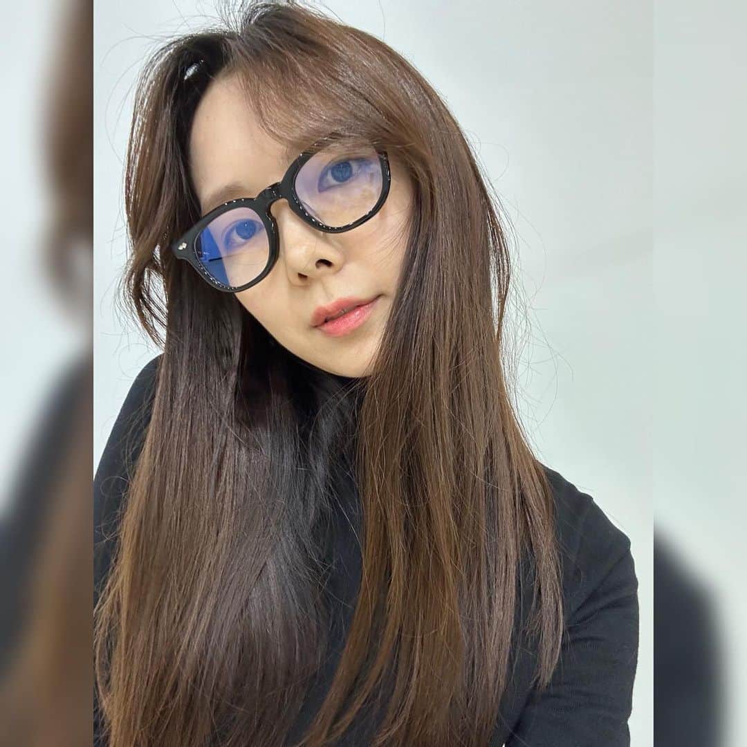 ヒョウン のインスタグラム：「😎 - - - #뿔테안경#래쉬#래쉬안경 #파라노이드#그린프로젝트#친환경브랜드」
