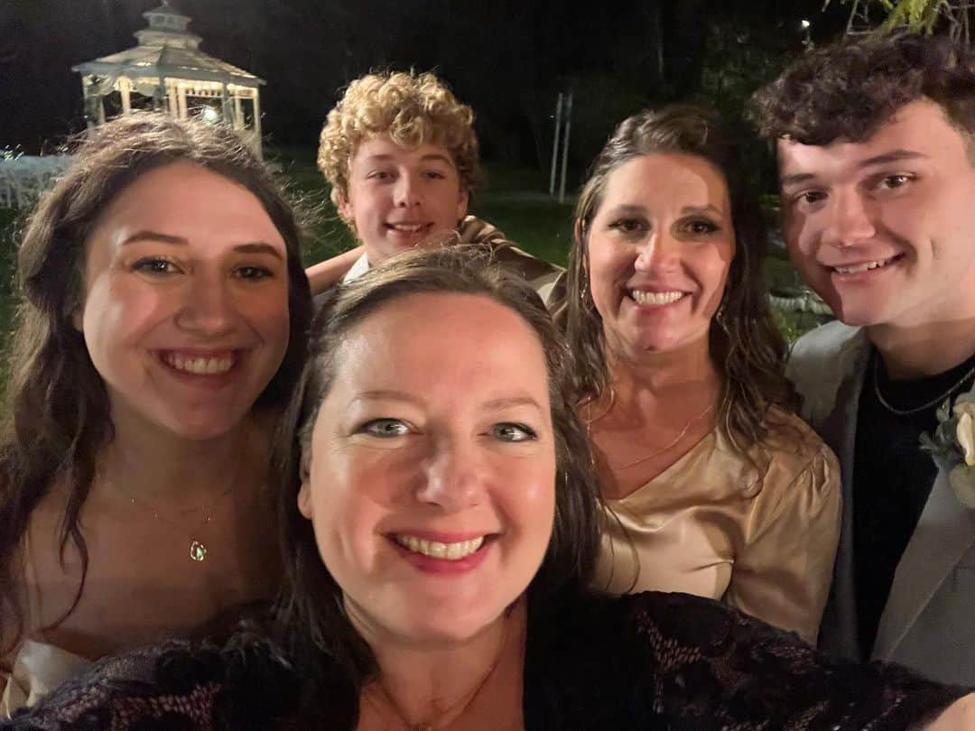 ズザンナ・シャコフスキーのインスタグラム：「Reunited with my first second family, the Udell fam! What a pleasure to officiate @ashelynne4 ‘a wedding, and to hang out w/ @erikastephens Daniel, @morgankay02 @_graysons Grant and, of course Barry and Susan ❤️(and friends)」