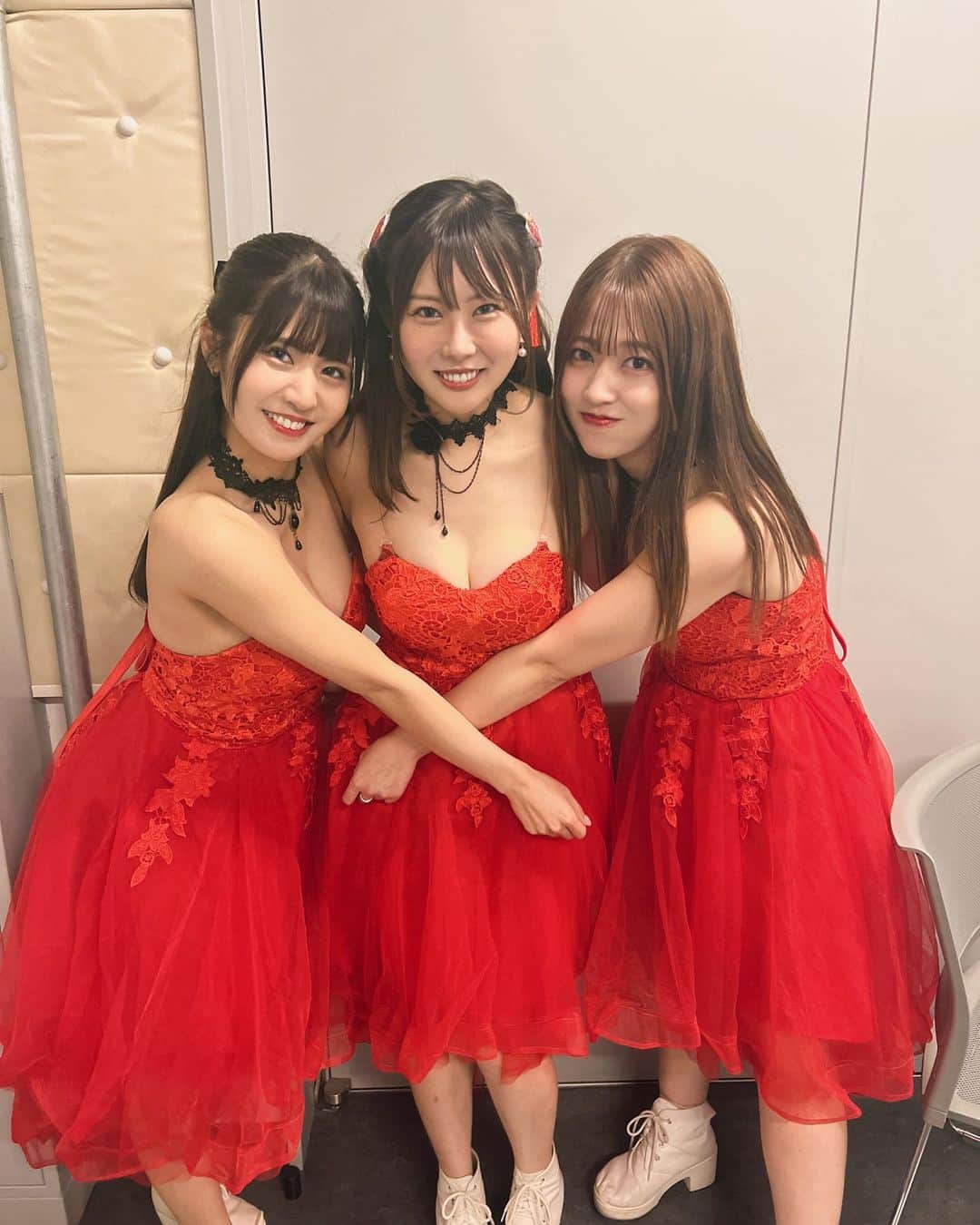 川島愛里沙のインスタグラム：「. . . まさかの3人‼️‼️‼️ パワー✊🔥🔥🔥🔥🔥 みんなはやく元気になーれ📣 . . . . . . . #アイドル #赤ドレス #KNUoNEW #グラビアアイドル #グラドル #dress #followme #idol #japanesegirl #instagood #girl」