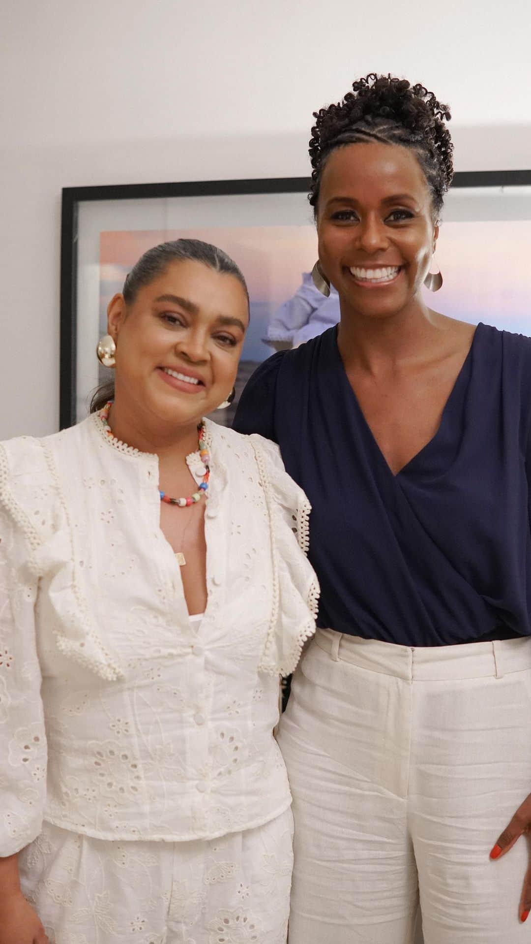 Preta Gilのインスタグラム：「Amores, hoje estarei no @showdavida, na @tvglobo!  Recebi em minha casa, a querida @majucoutinhoreal que fez uma entrevista muito carinhosa comigo, onde contei um pouco mais do meu diagnóstico de câncer de intestino, de como foi desde o dia que recebi o resultado, de como está sendo minha rotina no tratamento!  Falei também sobre minha fé e como todo o amor de vocês, tem me ajudado a seguir e me fortalecer! Não percam, a partir das 20h30!!!」