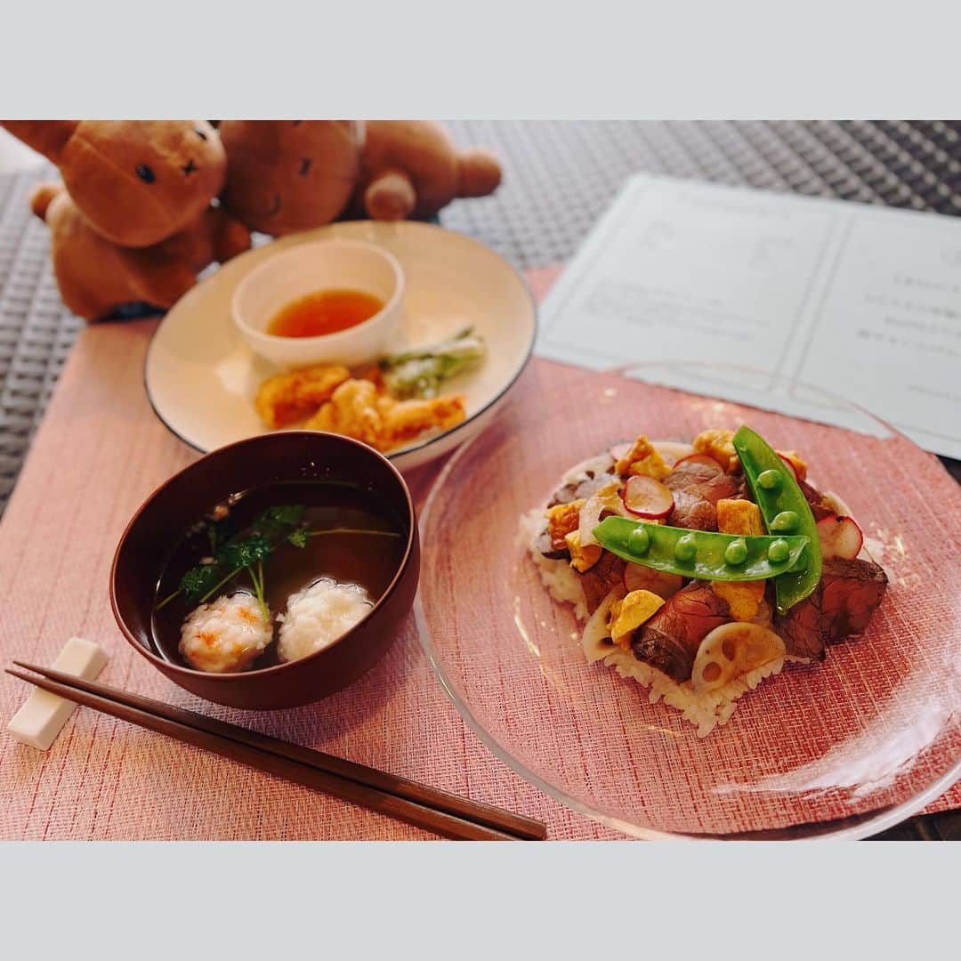 吉沢明歩さんのインスタグラム写真 - (吉沢明歩Instagram)「🍳cooking教室🫕でした  春を感じるメニュー 🌸ちらし寿司 🫕鶏天andいんげんのかき揚げ 🍡紅白団子のお吸い物  ちらし寿司は、 牛タタキの作り方がポイントだったんだけど、私が最初に作った試作では火が少し入り過ぎちゃいまして💦 実際みなさんと作った時の方が綺麗なタタキで良かった😋  ３月で、cooking教室🥘スタートして1周年。マクロビを心がけて食べたら元気になれるメニューを今後も考えていこうと思います♪  文章打ってる間、睡魔に襲われており、、、こんな時間に更新してしまってすいませぬー😂  いつも通ってくれてありがとう！！！  Special thanks💖Sign apps Nonちゃん  #あっきーcooking教室 #祝1周年#マクロビ好き#次のメニューは何にしよーかな」3月13日 2時11分 - akiho__yoshi