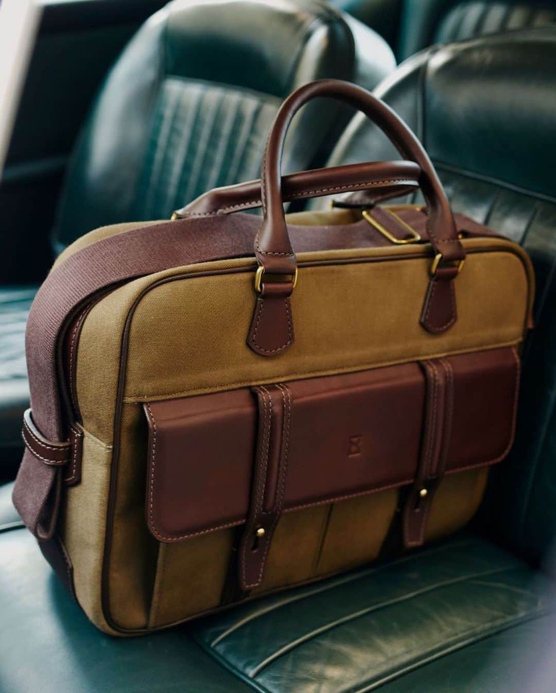 ジョンチャップマンのインスタグラム：「For today’s executive on the move, our Maximalist briefcase is perfect for the office, on the go, and even has room for overnight essentials.   Available in quintessentially Chapman colours, Olive or Navy, it’s got serious desk appeal.   Handmade in our Tannery Road workshop in Carlisle.」
