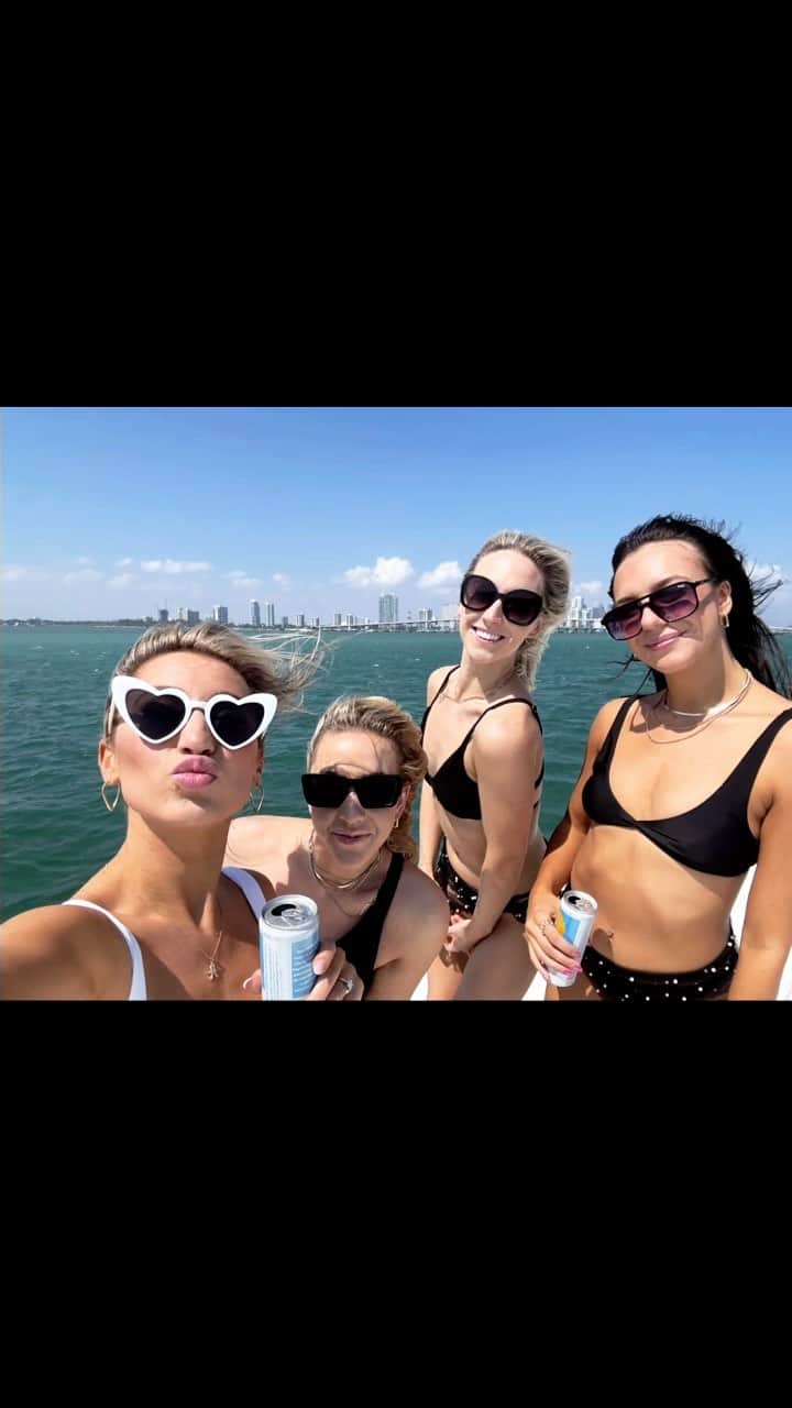 アレクシ・ギレスのインスタグラム：「🤍🛥️ 🪩✨  -  - - -  #miami #miamiflorida #florida #lastdisco #bachelorette #bacheloretteparty #funtimes #yacht  #travel #girlfriends #ocean #bridesquad #bridesmaids #bride #fun #miamilife  #gorgeous   - -」