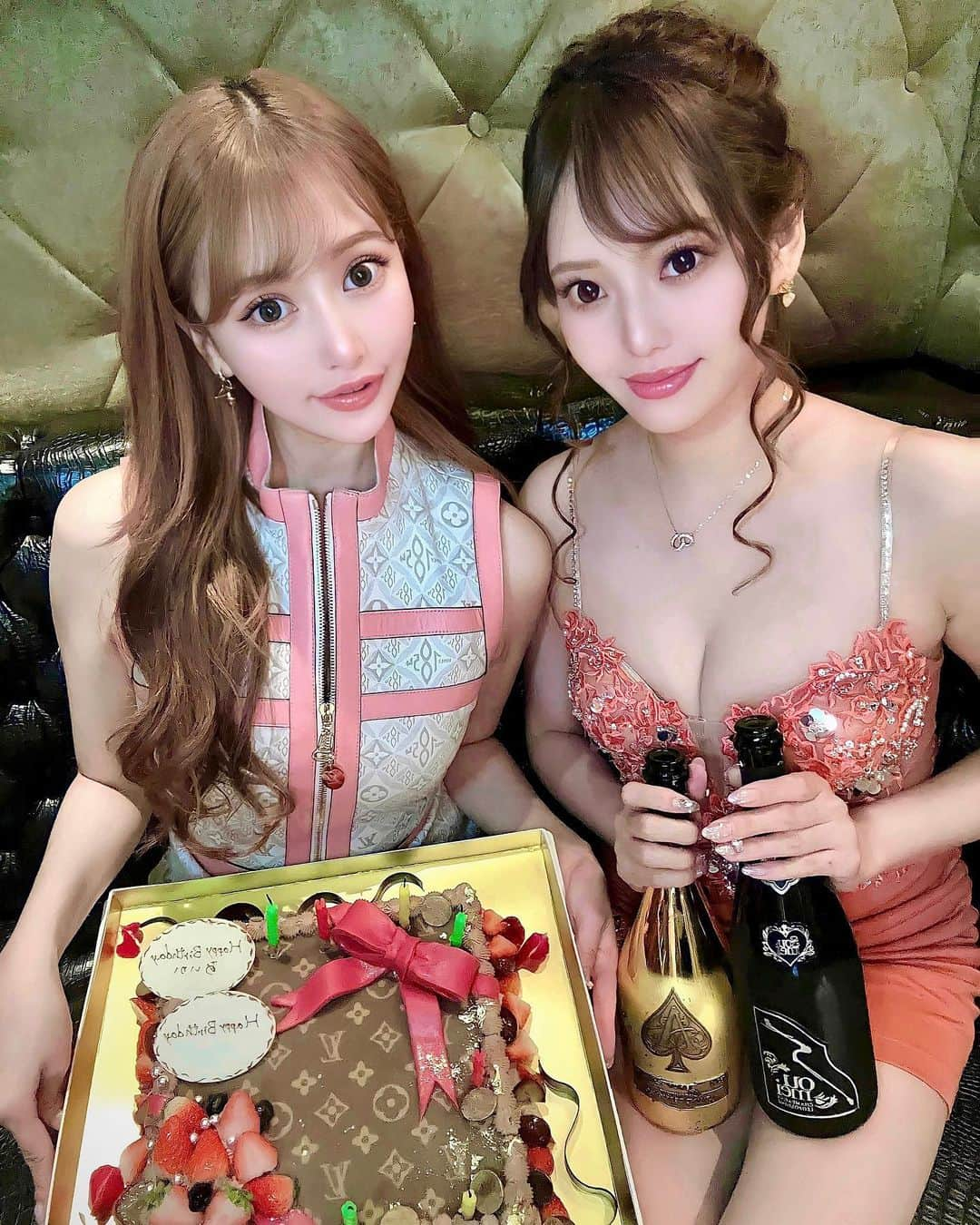 AIKAのインスタグラム：「.  ミラージュでお祝いしてくれた日🥹 LV柄ケーキ🎂にアルマンド❤️‍🔥  わざわざありがとう✨✨ 律儀で綺麗で、最強な親友ちゃん🥹  . #アルマンド #ソウメイ #ソウメイブラック」