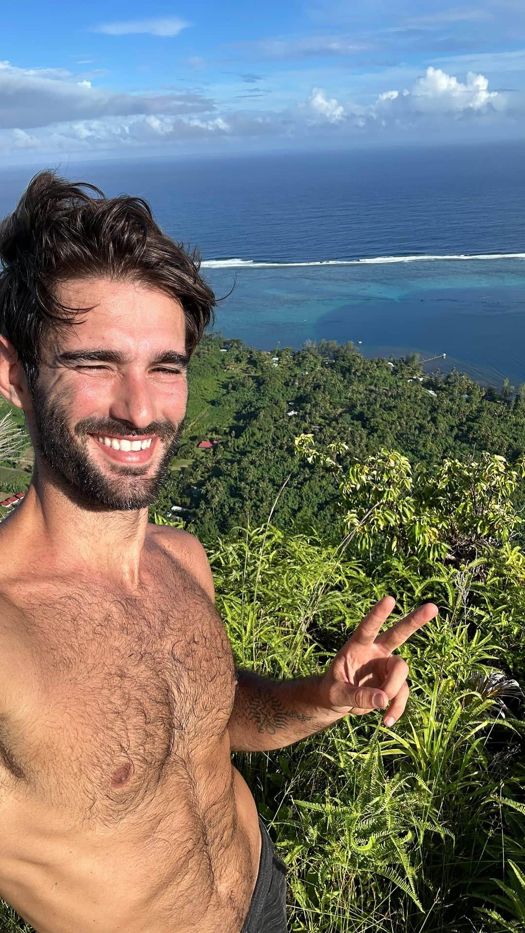 Ricardo Baldinのインスタグラム：「Teahupoo is a magical land, and yesterday I decided to go up the mountain instead of down to the beach.  It’s been a while since I last hiked a mountain. I love going on hikes to connect with nature, see the plants and flowers, watching the views from different perspectives and to challenge myself. I knew it was a steep one and decided to go on my own. Trailhead wasn’t very clear and I got a bunch of scratches, but at least I was safe no dangerous animals live here. It was a bit harder than I expected but I could make it to the top and enjoy the wonderful views. Maururu 🙏🏽🍃🌈  🙏🏽✨🍃」