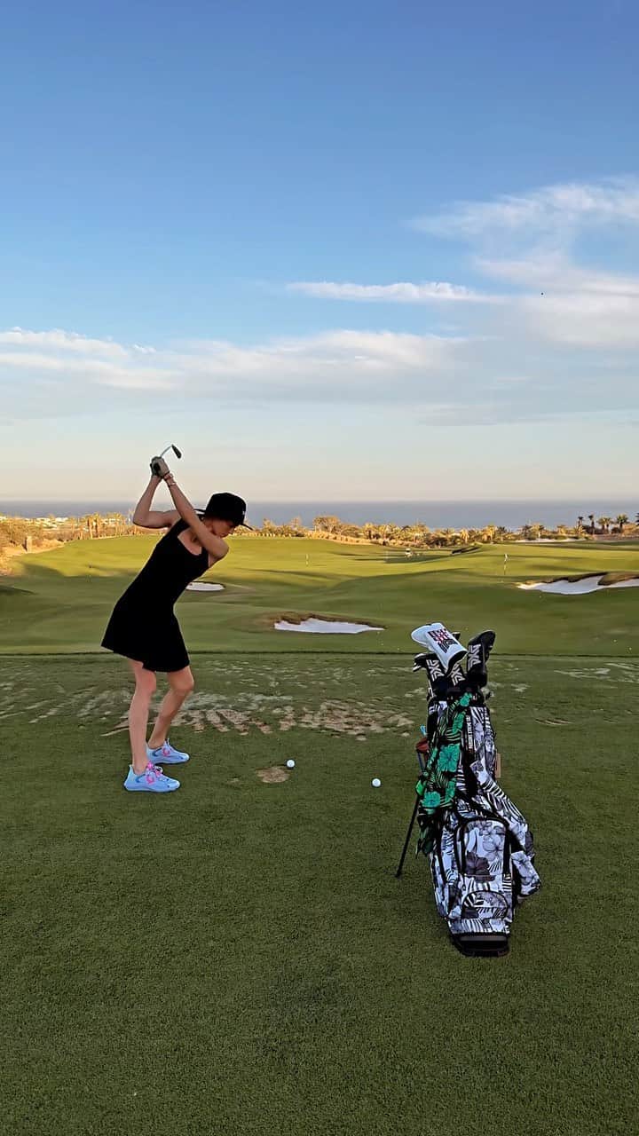 アンナ・ローソンのインスタグラム：「Vacay swing 🏖️🍹」