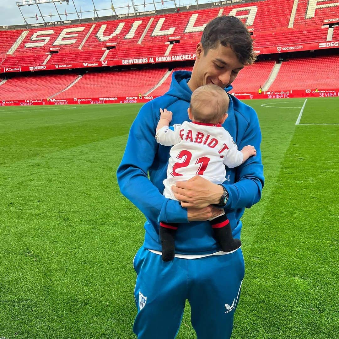 オリベル・トーレスのインスタグラム：「Mi energía positiva para hoy.. el nuevo miembro de la familia, Fabio ❤️ Gracias afición por el apoyo 👏🏻」