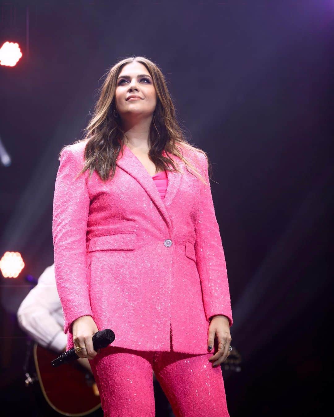 のインスタグラム：「London called for a pink power suit. 💕💕💕  📸 @hodgesusry  Glam: @ohmane  Suit: dolce & gabbana (reworn from the 2022 ACMs @ilariaurbinati 😘)」
