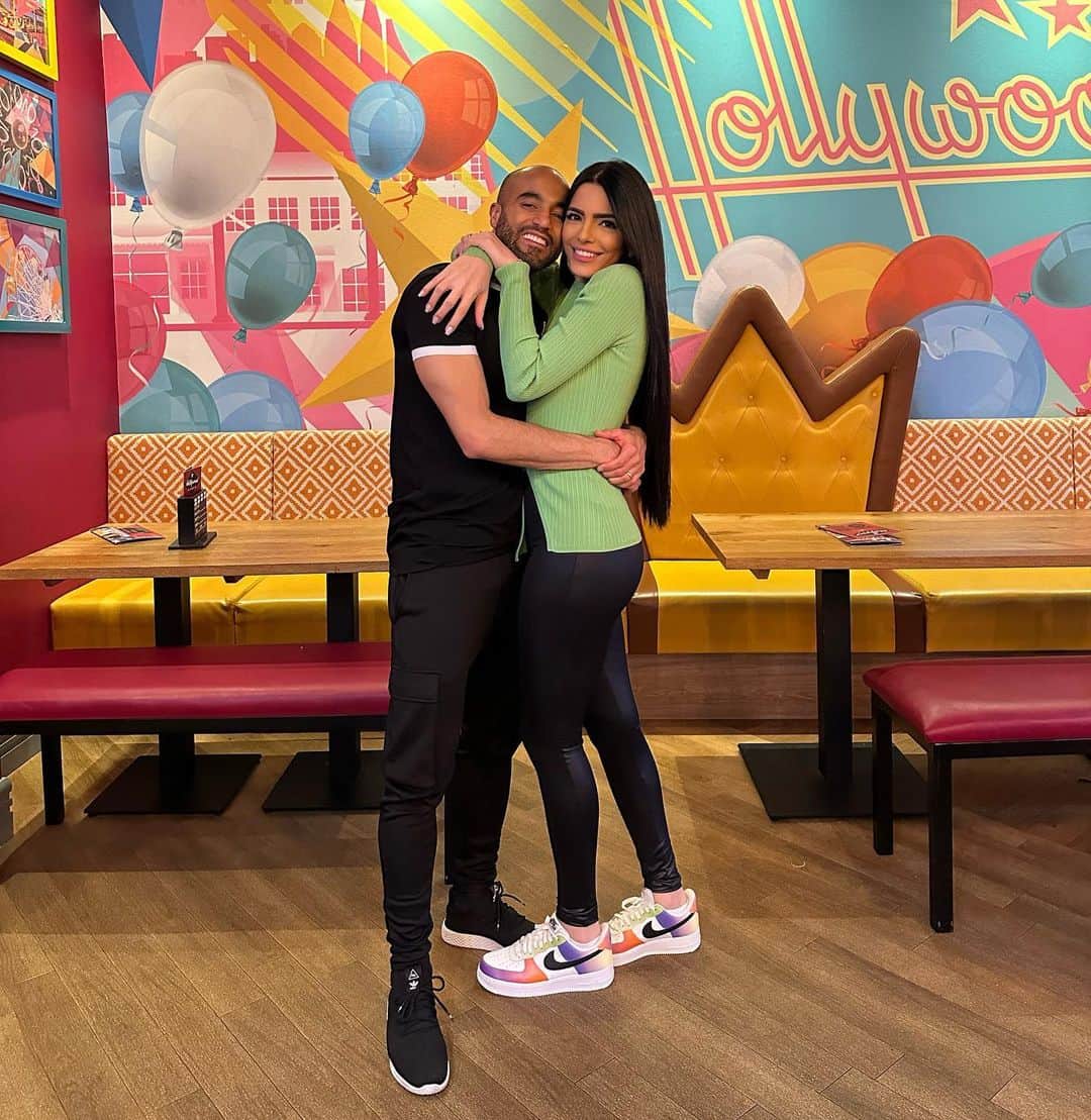 ルーカス・ロドリゲス・モウラ・ダ・シルヴァのインスタグラム：「Hoje completamos 8 anos juntos. Meu amor, você é uma bênção em minha vida, meu melhor presente. Que DEUS nos fortaleça e nos una cada dia mais, e que a gente permaneça sempre desse jeitinho, leve, curtindo os detalhes mais simples da vida, não importa nada ao nosso redor, só basta a gente estar junto. EU TE AMO! ❤️」