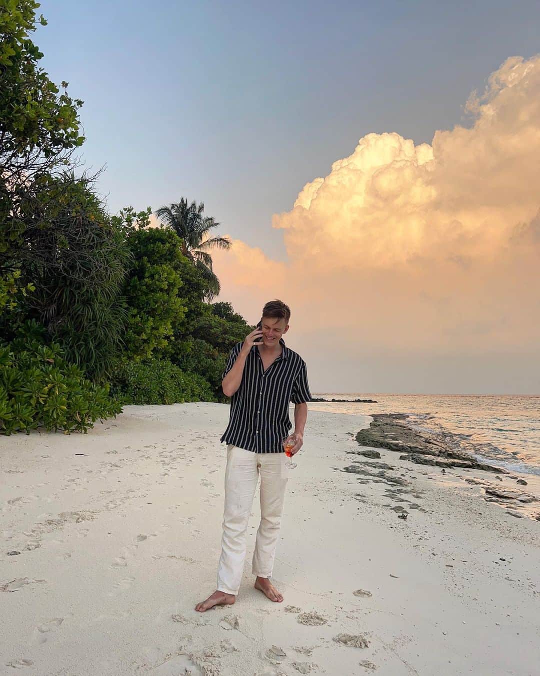 カスパー・リーさんのインスタグラム写真 - (カスパー・リーInstagram)「POV you’re just walking around an island in the Maldives and this couple asks you to take a photo of them and then they start kissing each other @vakkarumaldives」3月13日 4時08分 - caspar_lee