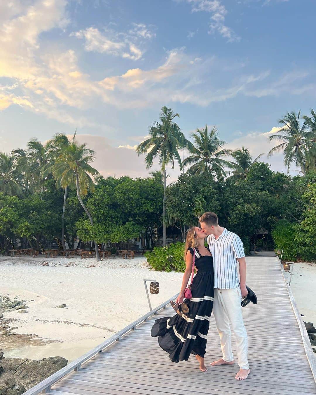カスパー・リーのインスタグラム：「POV you’re just walking around an island in the Maldives and this couple asks you to take a photo of them and then they start kissing each other @vakkarumaldives」