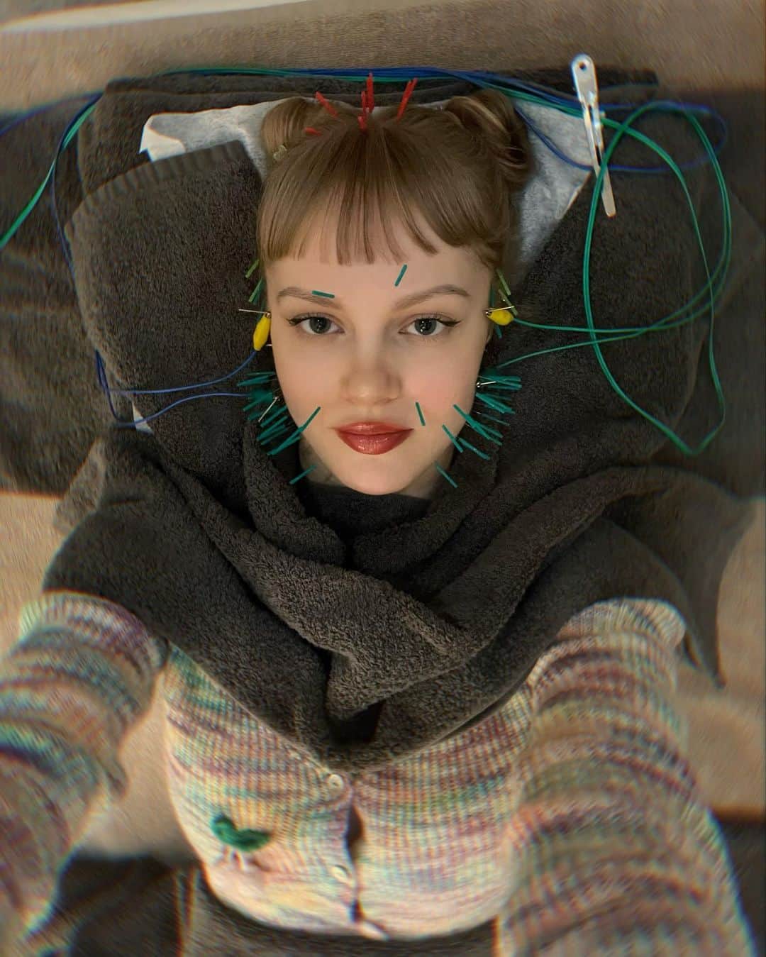 ラズドゥミナヴィオレッタのインスタグラム：「🌹🌹の写真、🌹🌹の考え  一人一人に生まれ付きで宇宙、神様に(なんて呼べばいいんだけど) 与えられたものが必ずある。 全員に特別な才能がある。 この世に一人一人が必要だからこそ生まれてきた。  人生のお仕事はその自分だけの特別な才能をまず発見し、自分の中からそれを取り出して世界が見えるような形にする事！ 才能のない人は居ない！神様からのギフトが必ずある。だけど外ばっかりみて、自分の中で探そうとしない人が多い  だからこそ、なんであの人があれこれもできるのに私は何も出来ないの？って頭の中で似たような質問が思い浮かんだりする。 あの人があなたよりアメイジングな人ではなく自分だけの特別な才能を見つけて、目に見えるような形にする方法をマスターしただけだよん  自分の中で眠れてる天才を起こさなきゃ」