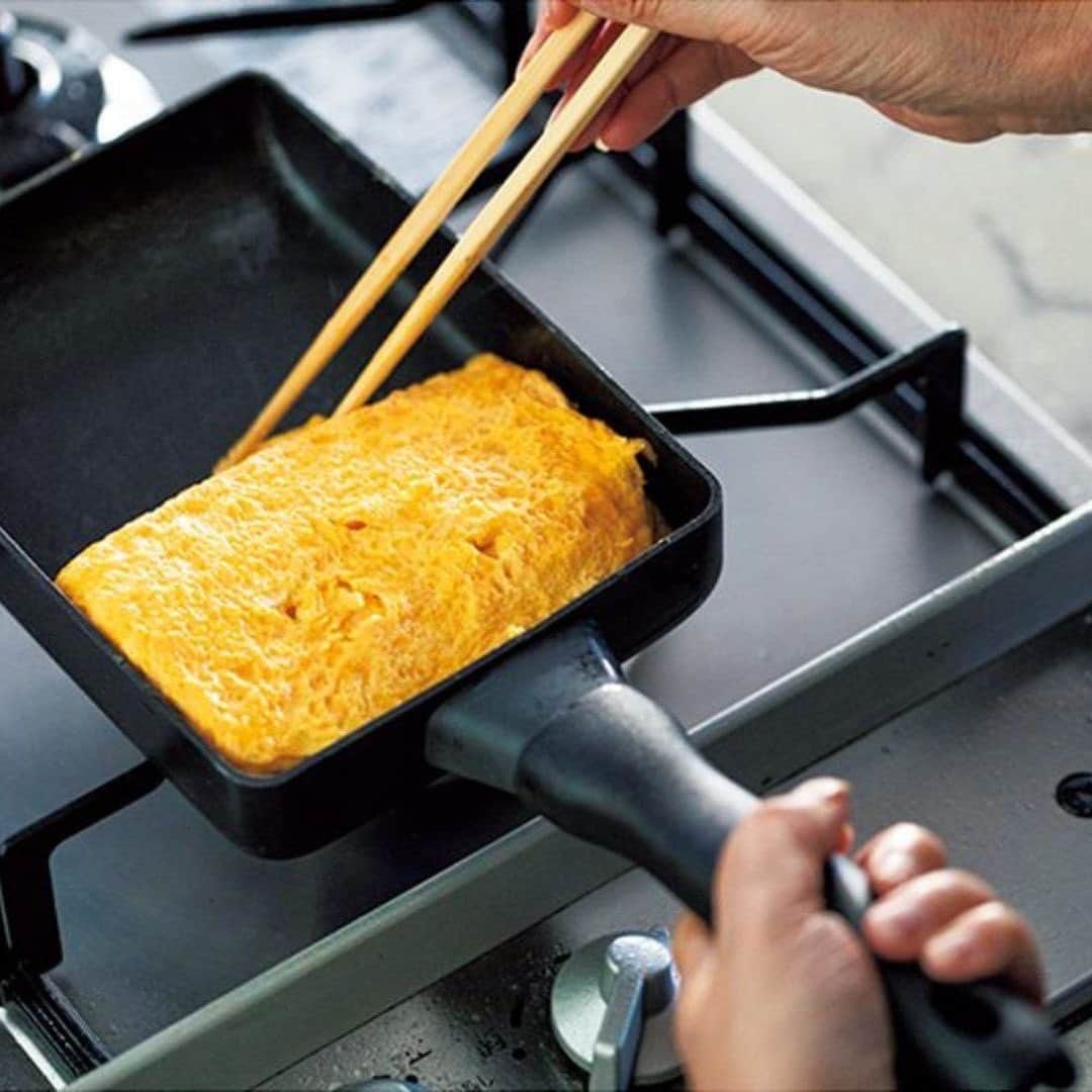 Cooking VERYのインスタグラム：「日々のおうちごはんにフォロワー20万人！arikoさんが手放せない『台所の定番７選』 【後編】をお届けします✨ @ariko418   1～２枚目 ◉マイヤー ミッドナイトシリーズのエッグパン 秘密はひっくり返す作業が失敗しにくいRカーブの奥底。 お手入れ簡単な丈夫加工はさすが外国製ですが、 こだわって日本で作っている製品です。  ３～４枚目 ◉マイヤーのハイプレッシャー圧力鍋 シンプルで使いやすく、スタイリッシュな見た目と 相まってすっかり愛用品に。 ジャガイモが5分で軟らかくなります。  調理器具以外にも！ ariko的✨定番銘品  5枚目 生産残布から生まれたレッドカードのデニムエプロンは、 お洒落なのに丈夫でお気に入り。  6枚目 吸水性が段違いなキッチンペーパー・シェフロール。 出汁こし布や蒸し布としてカットして使える 巻きガーゼもおすすめ。  銘品を使う事で時短にも👍 日々の家庭料理がより楽しくなるヒントに してみてください😊  #cookingvery #very #雑誌very #veryweb #キッチンツール #調理器具 #キッチングッズ #キッチン用品 #ariko  撮影／よねくらりょう　取材／吉田なぎ沙」